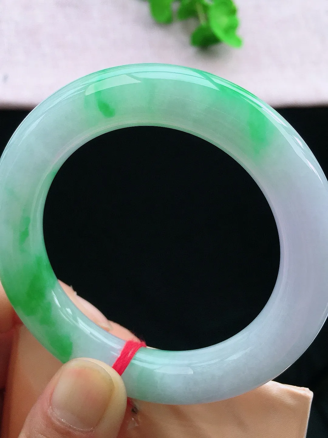 正圈55-56可戴，种老水足，尺寸54/12/12mm，春彩圆条翡翠手镯新品