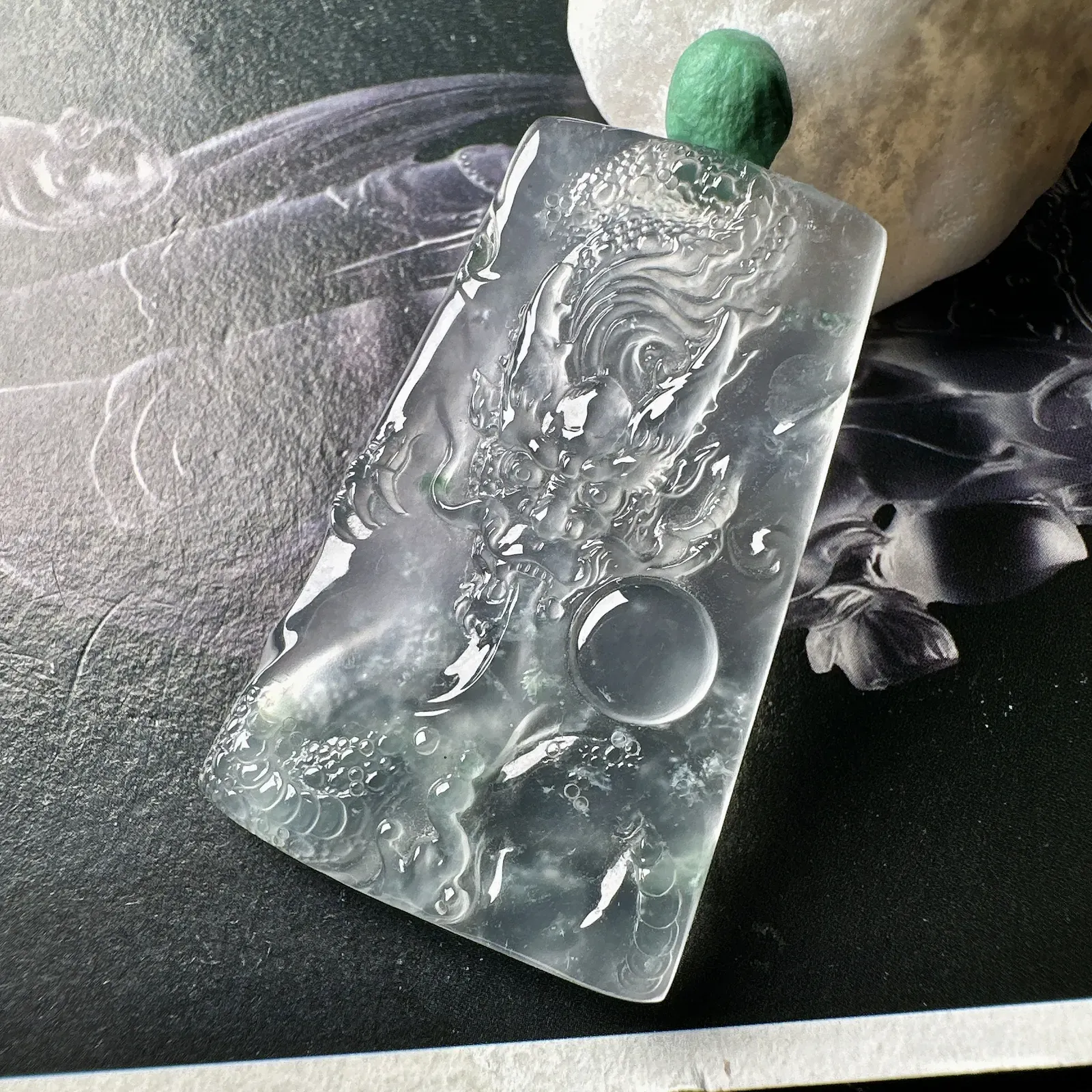 【玻璃种飘花龙牌】冰润细腻，冰感好，质地很不错。雕工精细，佩戴效果好