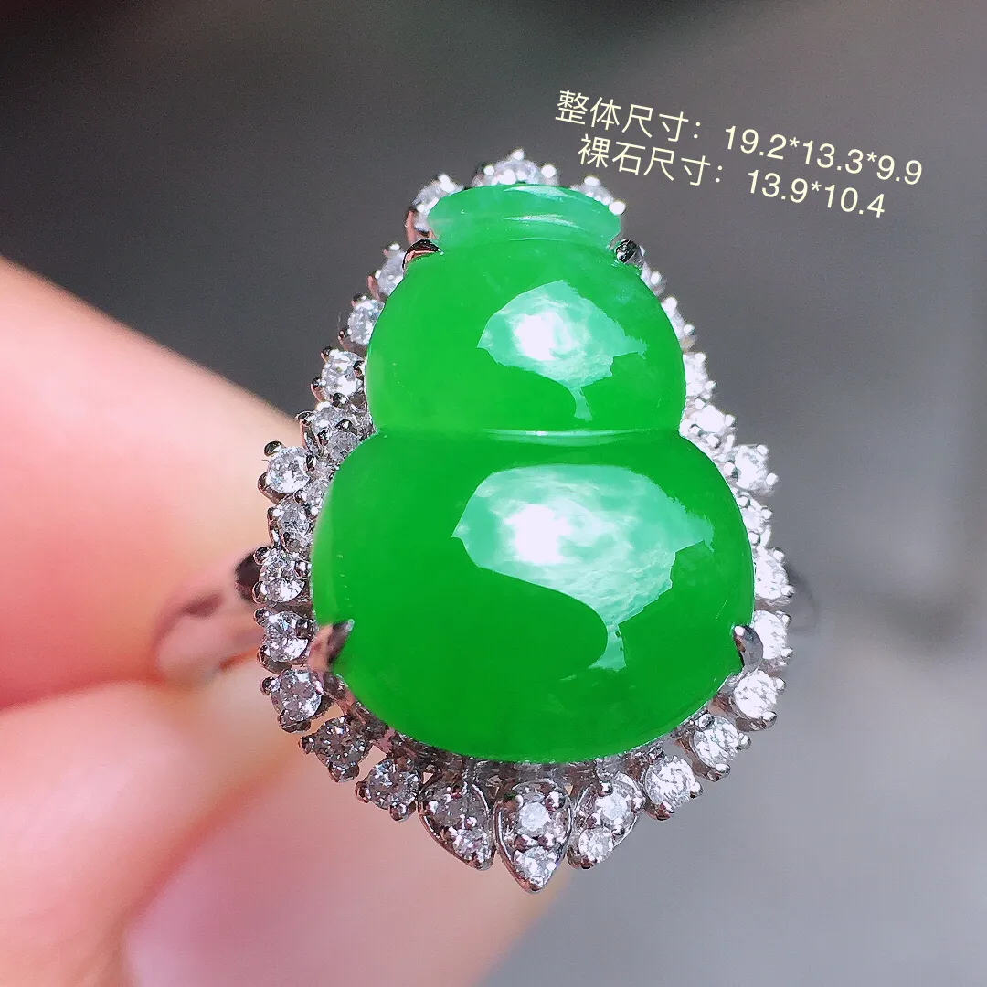 阳绿葫芦戒指，色泽均匀艳丽，玉质细腻，荧光感超
强，饱满圆润，气质满满。18k
金豪华镶嵌