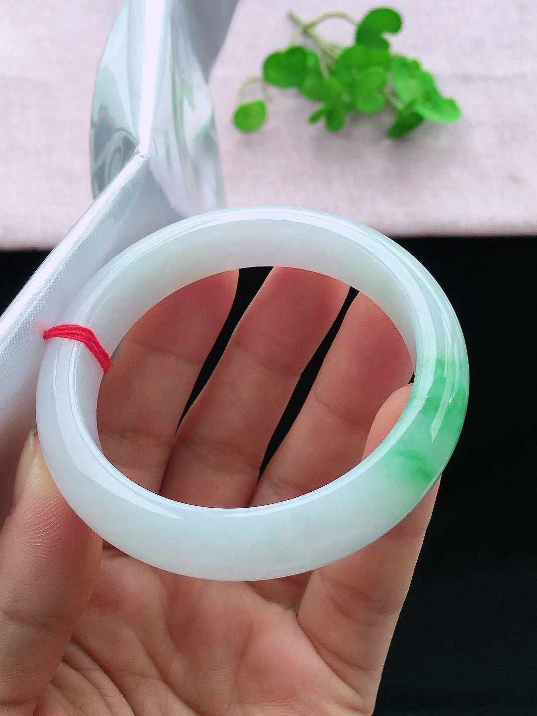 正圈55-56可戴，种老水足，尺寸55.4/12.5/8.7mm，冰飘绿正圈翡翠手镯