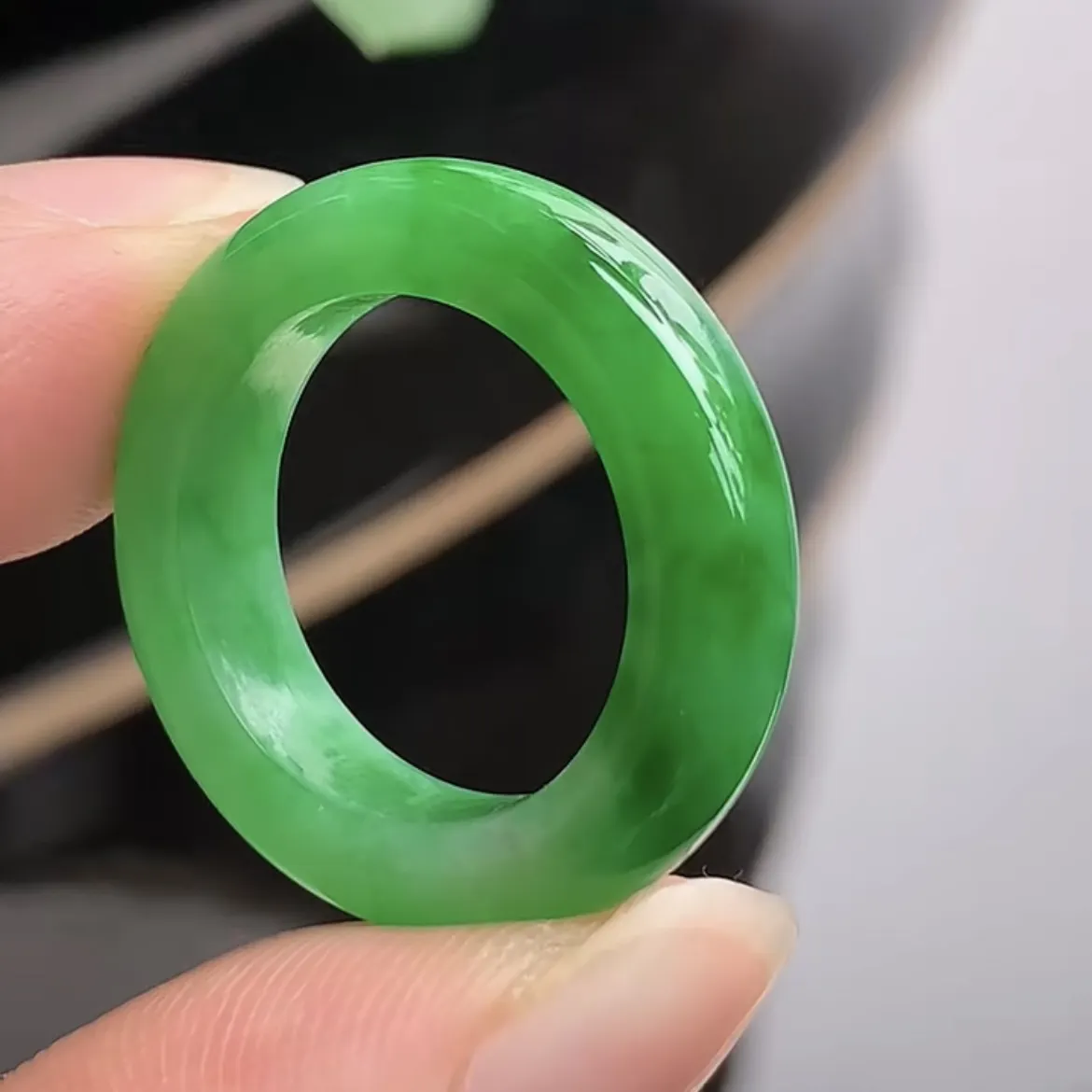 天然翡翠A货老坑冰种飘绿素面戒指  尺寸16×4.7×3.4mm