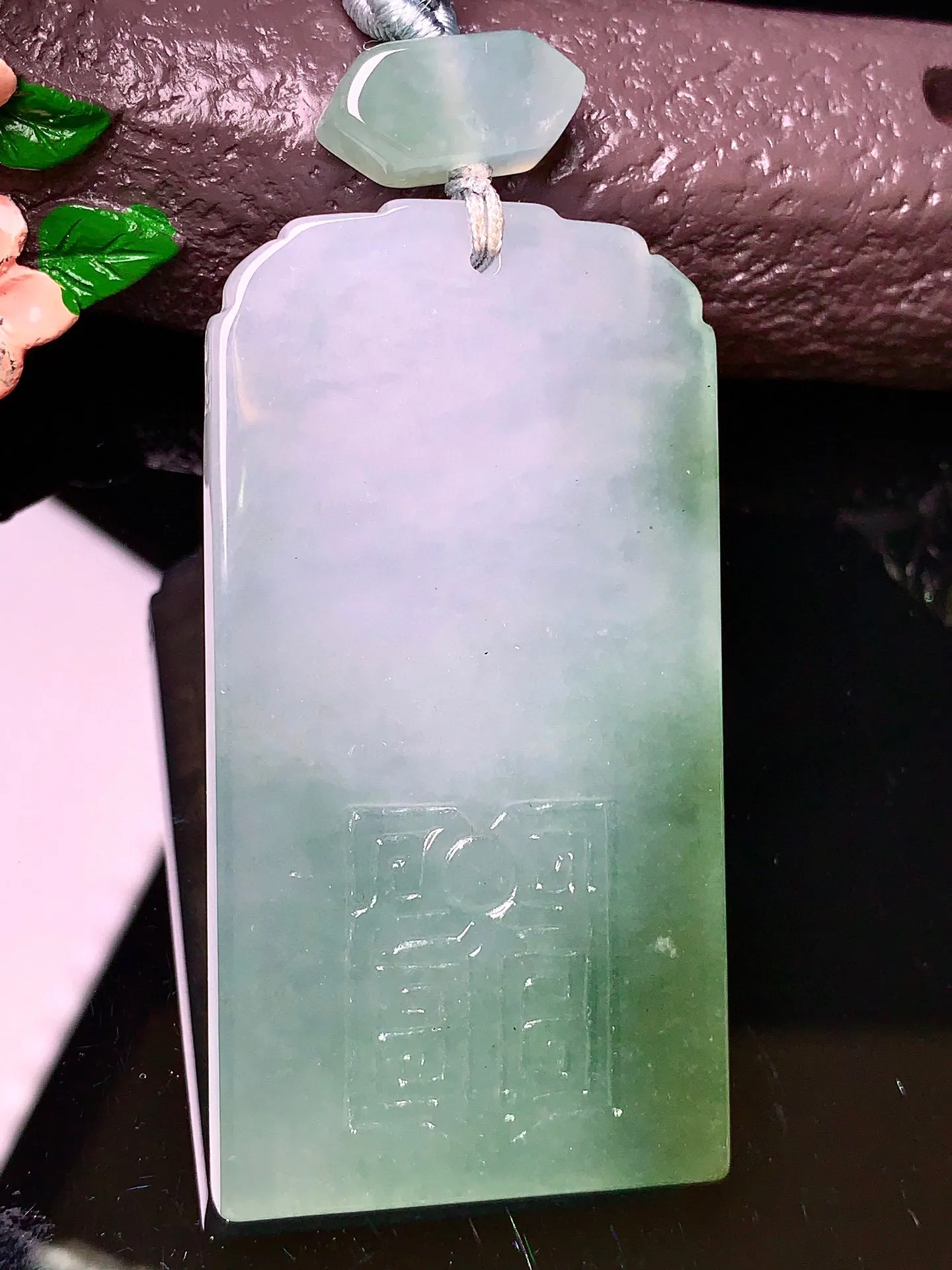 飘绿雕花无事牌 玉质细腻 色泽清新艳丽 整体尺寸61.1*32.2*5.6