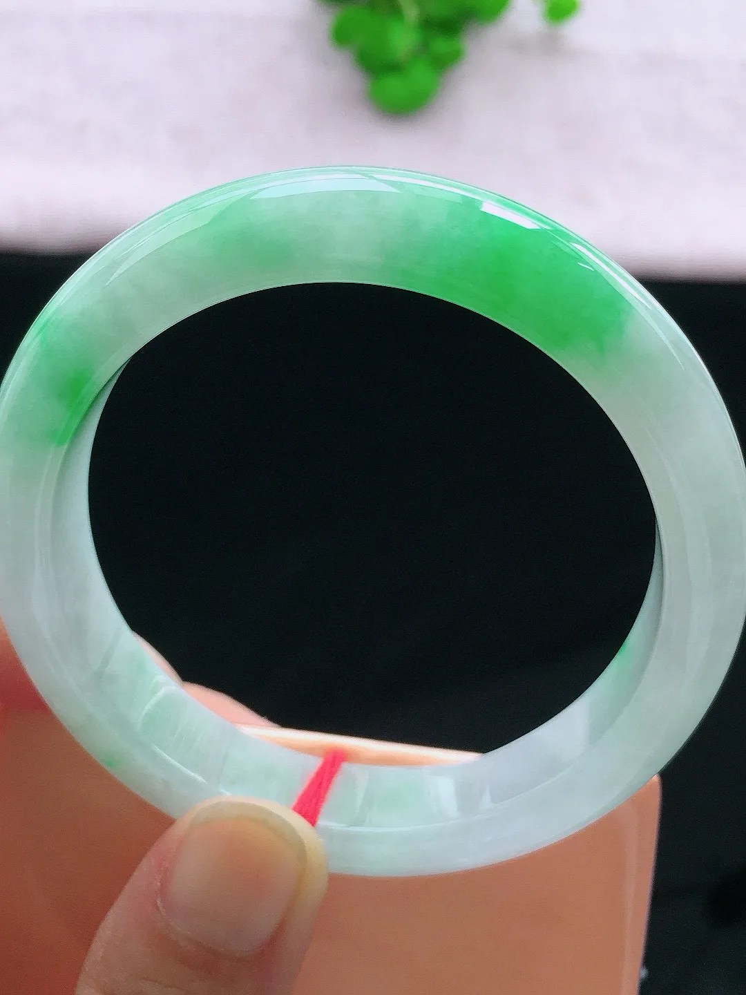 正圈57-58可戴，种老水足，尺寸58/12.4/8.4mm，冰飘绿正圈翡翠手镯