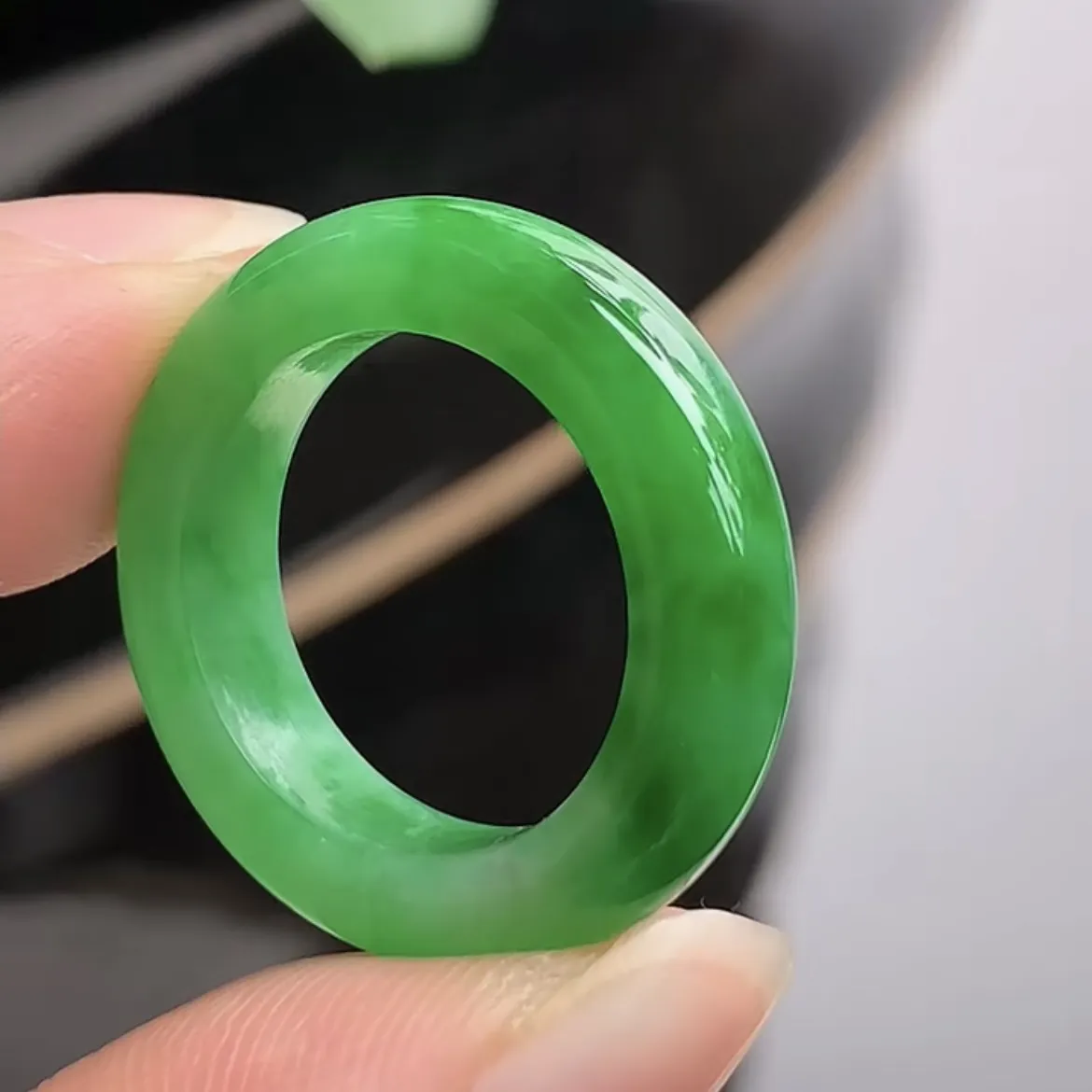天然翡翠A货老坑冰种飘绿素面戒指  尺寸16×4.7×3.4mm