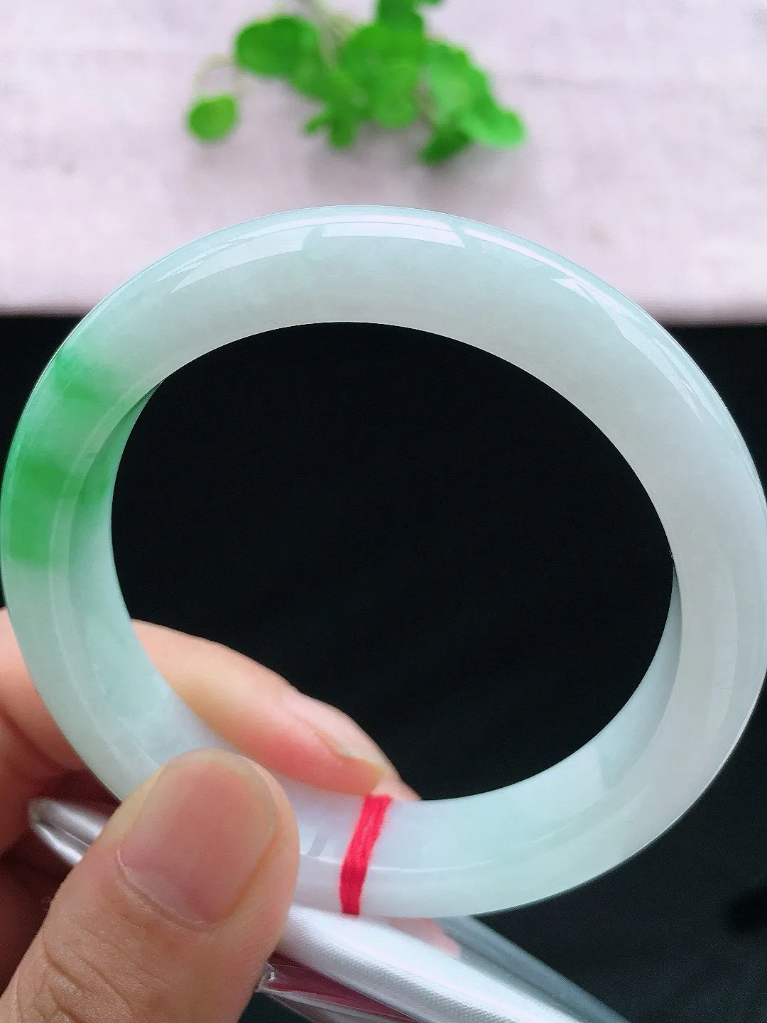 正圈55-56可戴，种老水足，尺寸55.4/12.5/8.7mm，冰飘绿正圈翡翠手镯