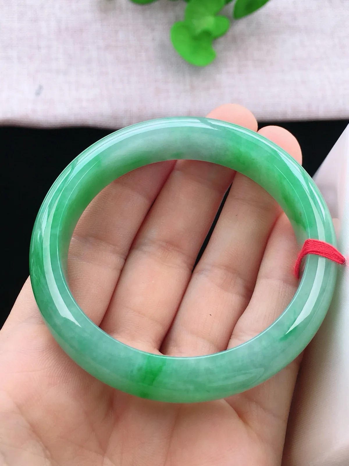 正圈55-56可戴，种老水足，尺寸55.5/12.3/7.7mm，冰飘绿正圈翡翠手镯新品