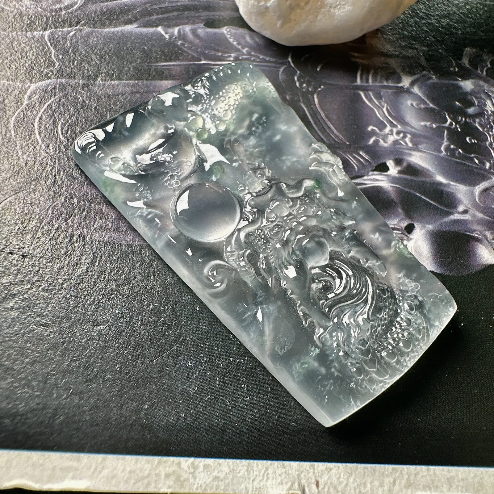 【玻璃种飘花龙牌】冰润细腻，冰感好，质地很不错。雕工精细，佩戴效果好