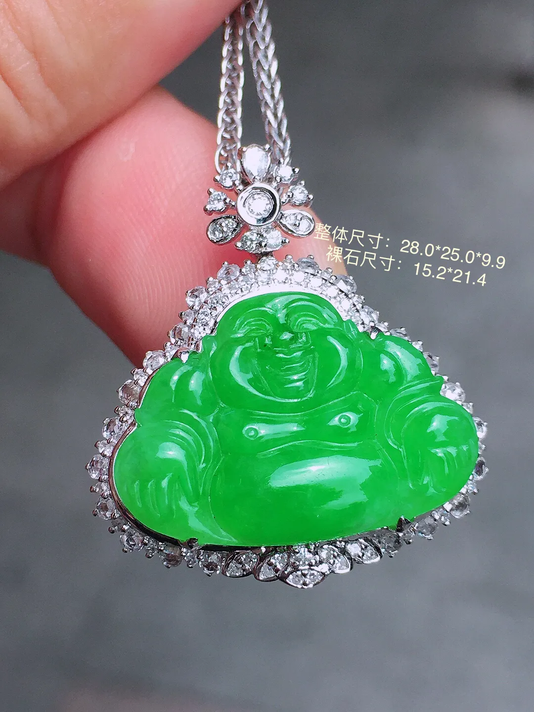 阳绿佛公吊坠，色泽均匀艳丽，玉质细腻，荧光感超
强，饱满圆润，气质满满。18k
金豪华镶嵌