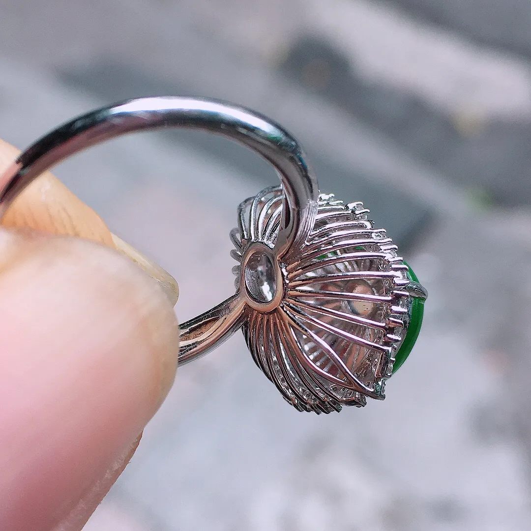 阳绿葫芦戒指，色泽均匀艳丽，玉质细腻，荧光感超
强，饱满圆润，气质满满。18k
金豪华镶嵌