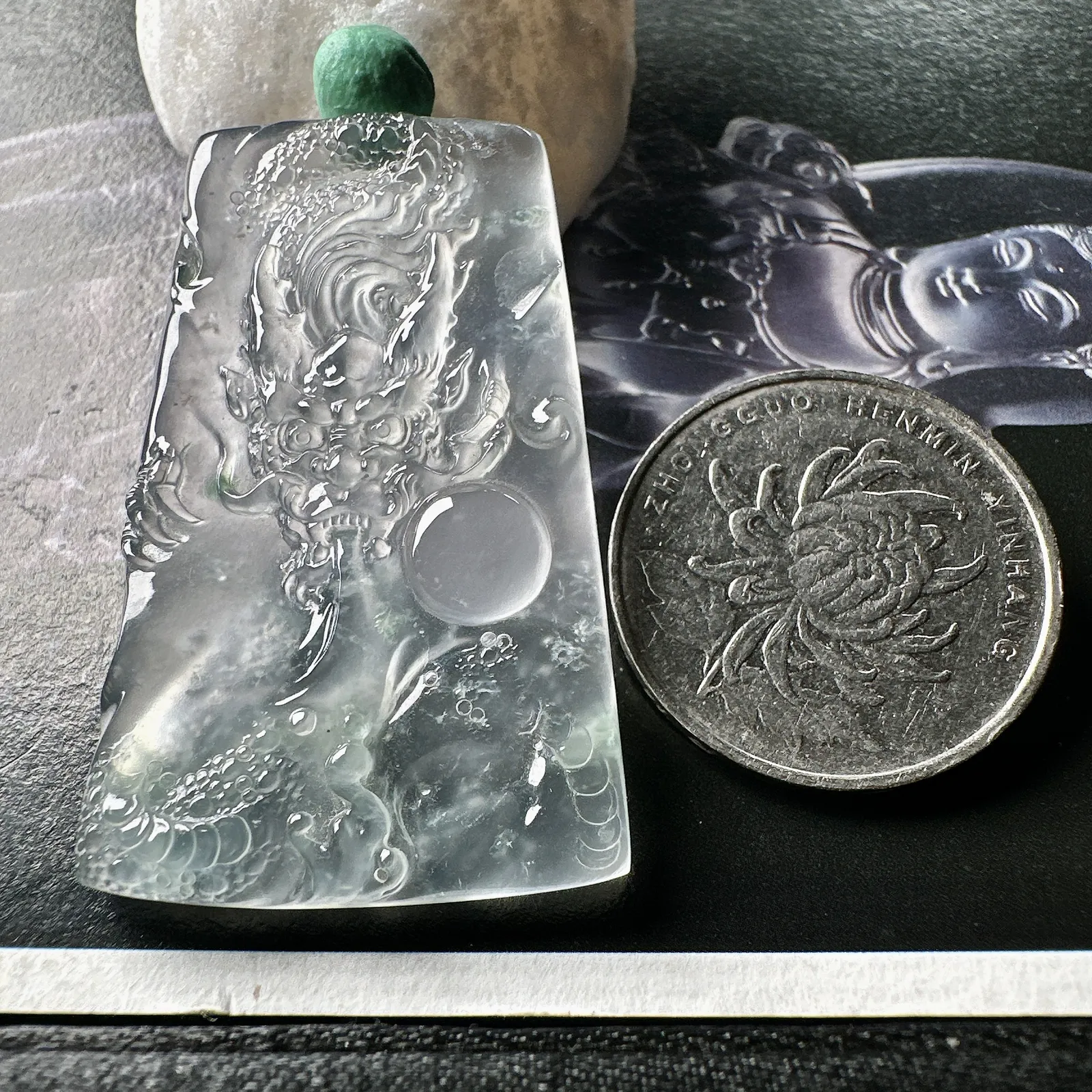 【玻璃种飘花龙牌】冰润细腻，冰感好，质地很不错。雕工精细，佩戴效果好