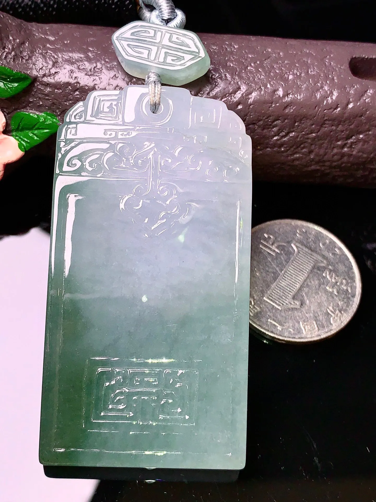 飘绿雕花无事牌 玉质细腻 色泽清新艳丽 整体尺寸61.1*32.2*5.6
