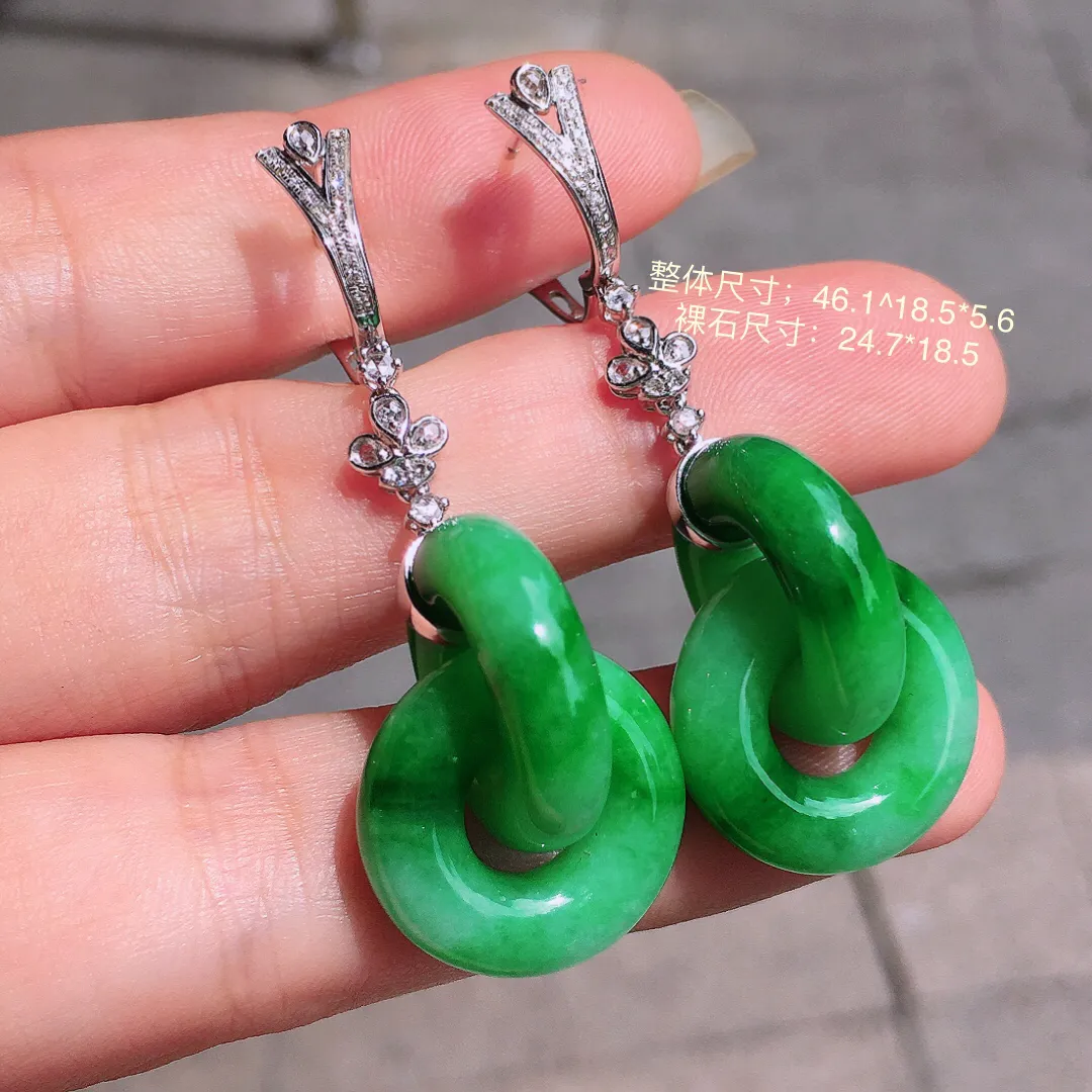 阳绿【环环相扣】耳坠，色泽艳丽，玉质细腻，荧光感超
强，饱满圆润，气质满满。18k
金豪华镶嵌