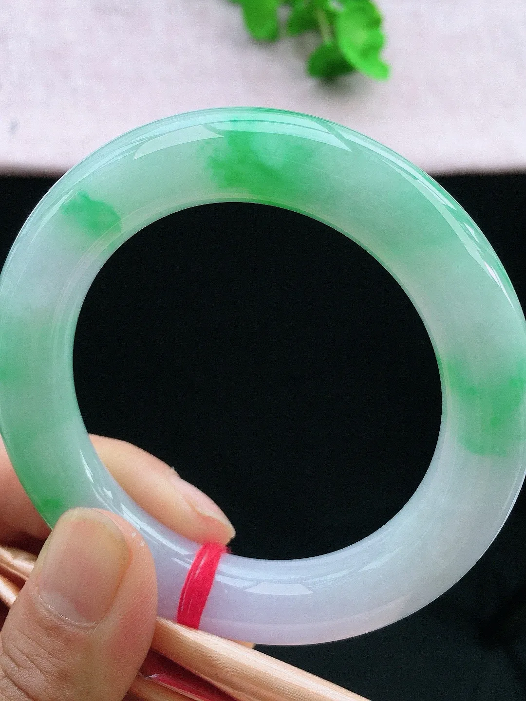正圈55-56可戴，种老水足，尺寸54/12/12mm，春彩圆条翡翠手镯新品