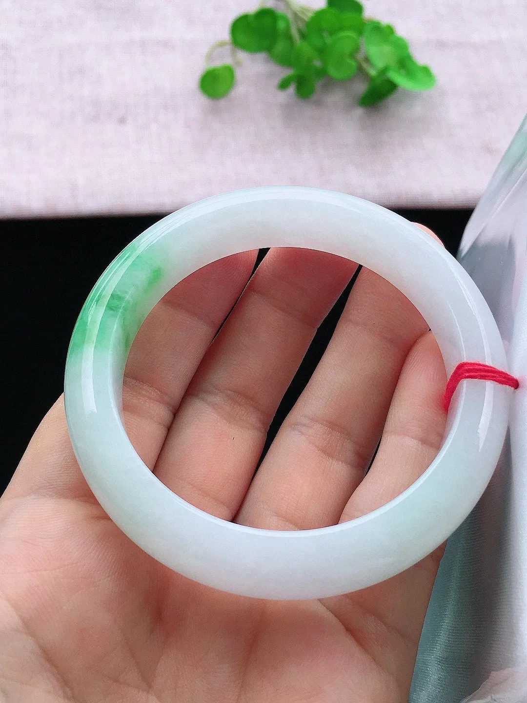 正圈55-56可戴，种老水足，尺寸55.4/12.5/8.7mm，冰飘绿正圈翡翠手镯