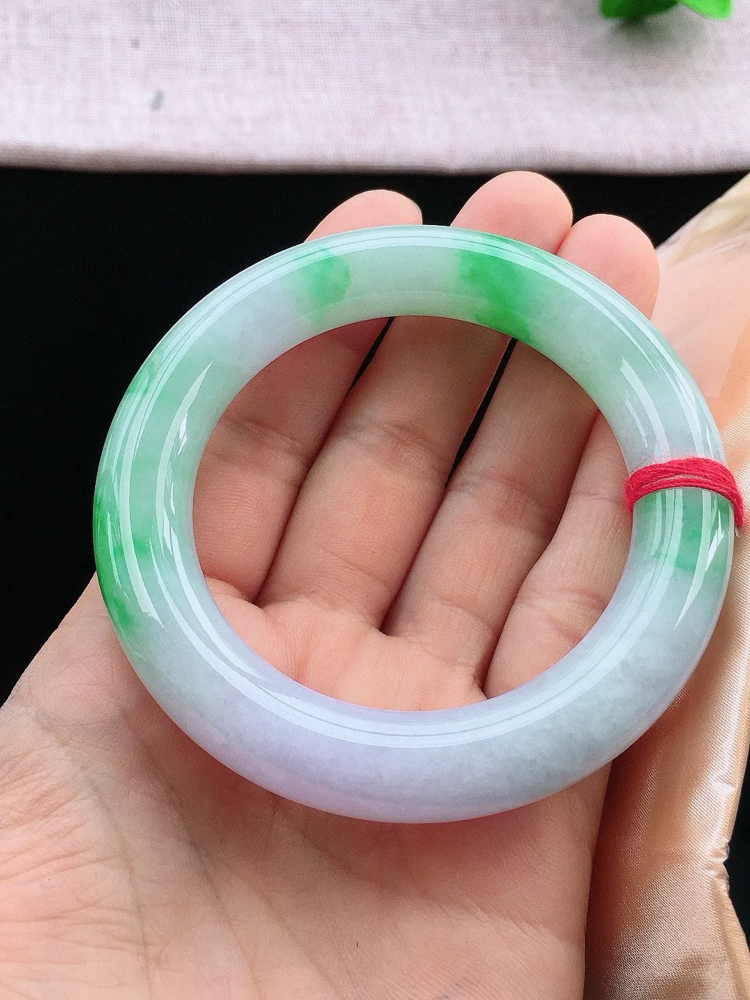 正圈55-56可戴，种老水足，尺寸54/12/12mm，春彩圆条翡翠手镯新品