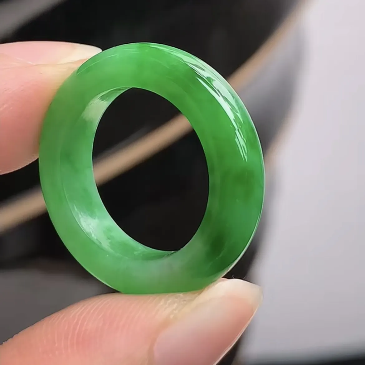 天然翡翠A货老坑冰种飘绿素面戒指  尺寸16×4.7×3.4mm