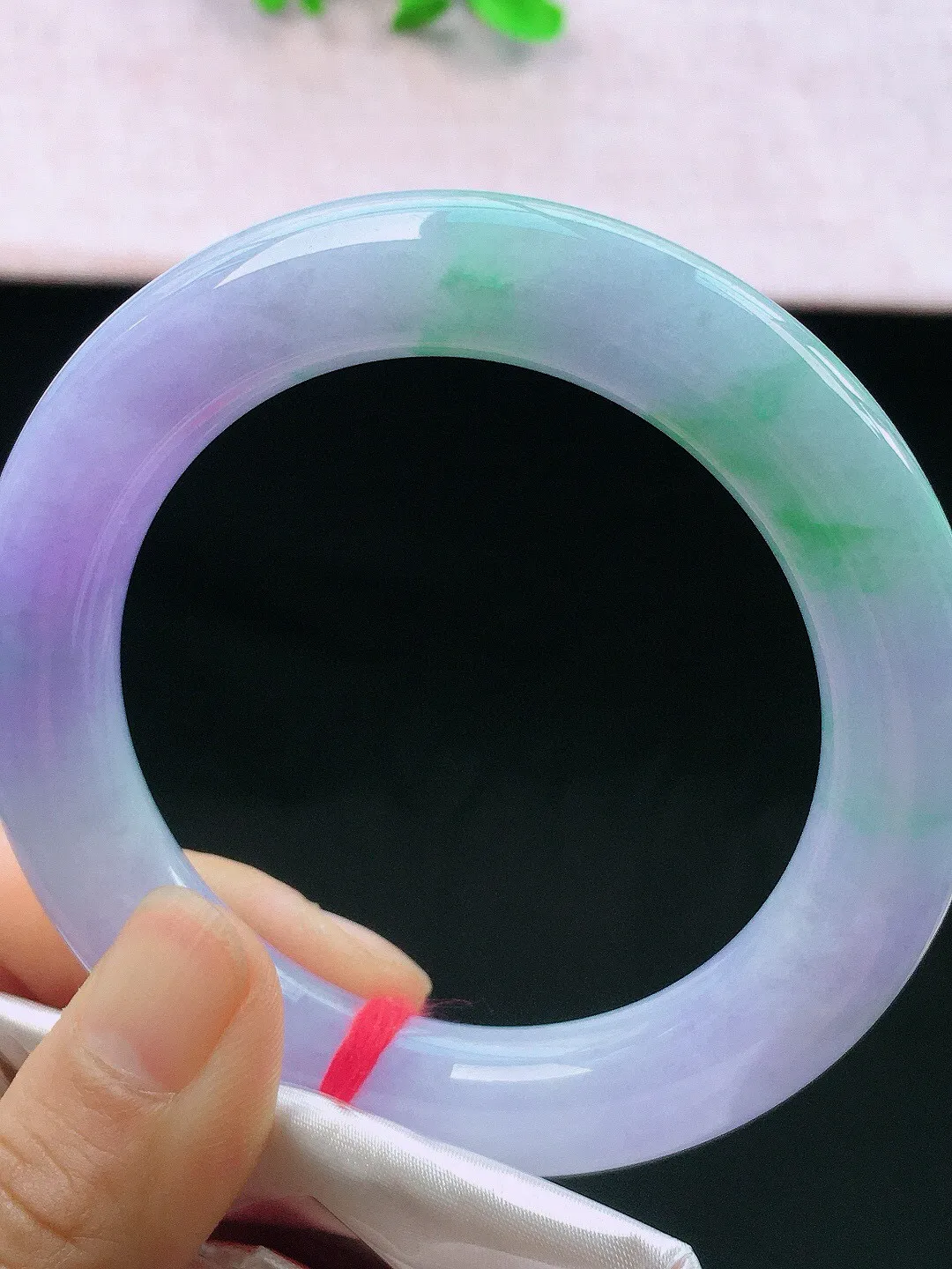 正圈58-59可戴，种老水足，尺寸58.8/12.2/12mm，春彩圆条翡翠手镯