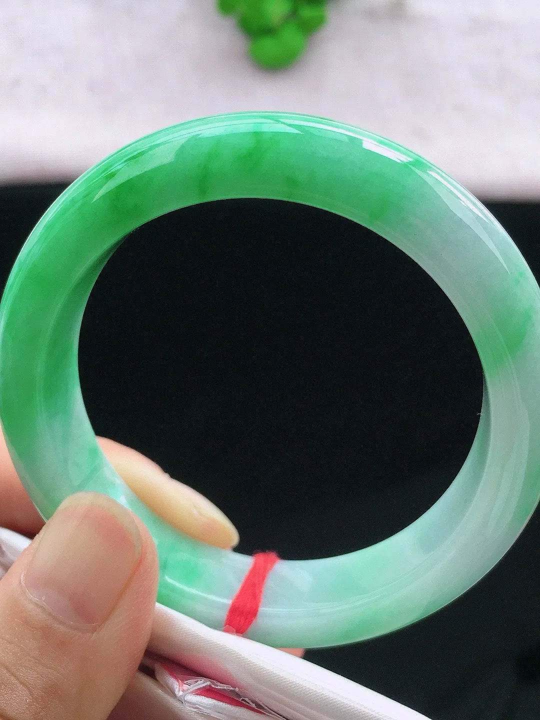 正圈53-54可戴，种老水足，尺寸54/12.7/8.7mm，冰飘绿正圈翡翠手镯