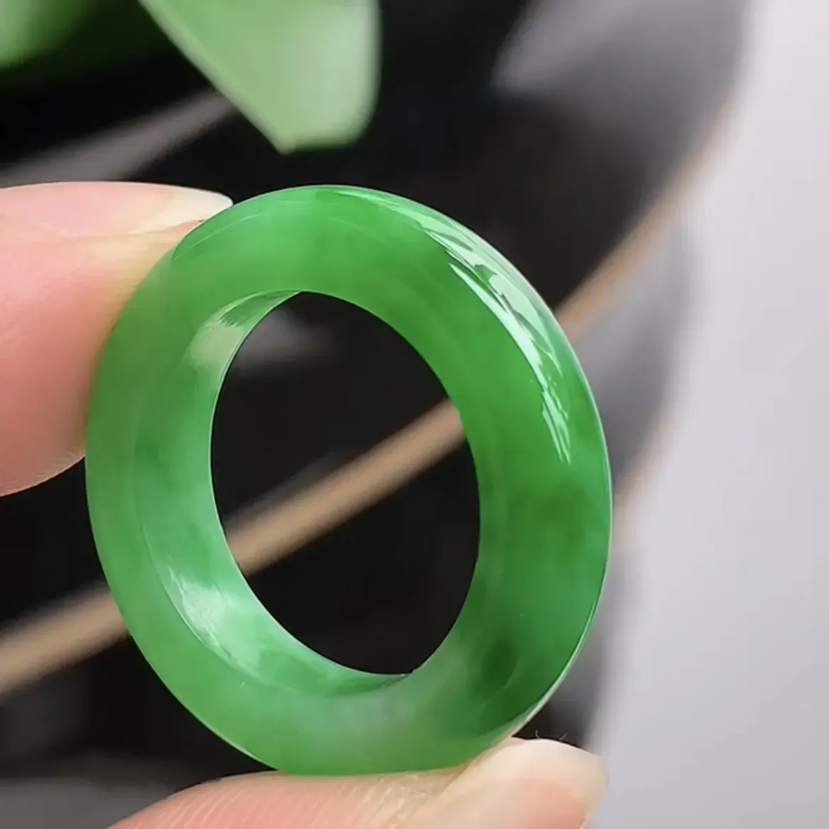 天然翡翠A货老坑冰种飘绿素面戒指  尺寸16×4.7×3.4mm