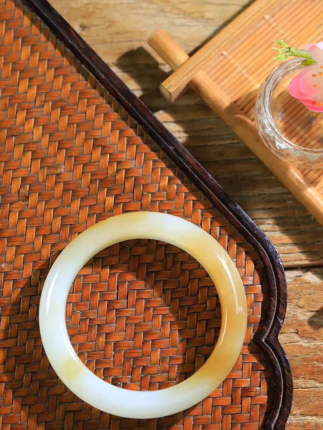 （一见倾心.手镯）

精品和田玉糖白手镯，玉质温润细腻 油性十足 手感舒适，高华雅逸，线条流畅，简约大气，美自天成，素雅高贵。佩戴于腕间，婉约之美，举手投足间透出那低调奢华。重49.8克  尺寸51.7-12.7-8.6mm FDL-10702016