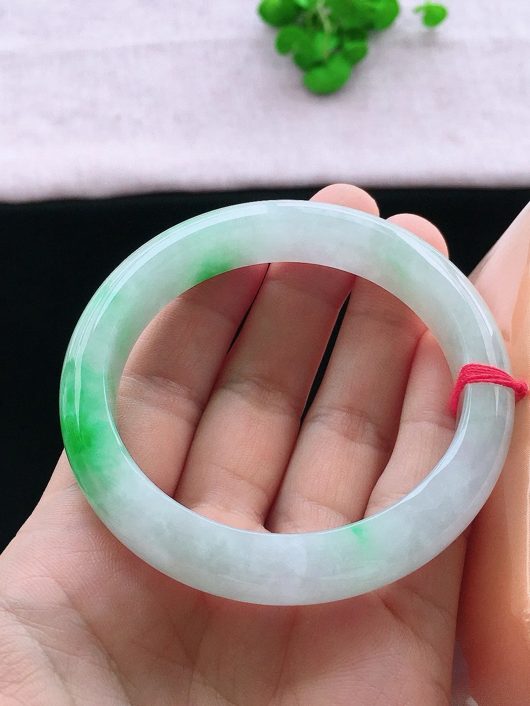正圈57-58可戴，种老水足，尺寸58/12.4/8.4mm，冰飘绿正圈翡翠手镯