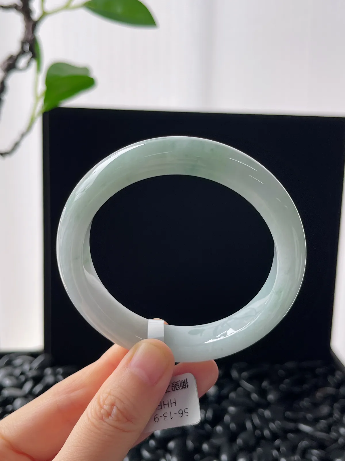 正圈56圈口，翡翠糯化种淡绿色手镯