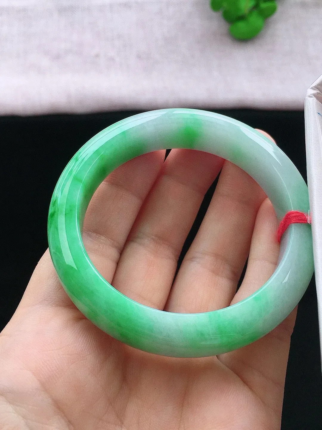 正圈53-54可戴，种老水足，尺寸54/12.7/8.7mm，冰飘绿正圈翡翠手镯