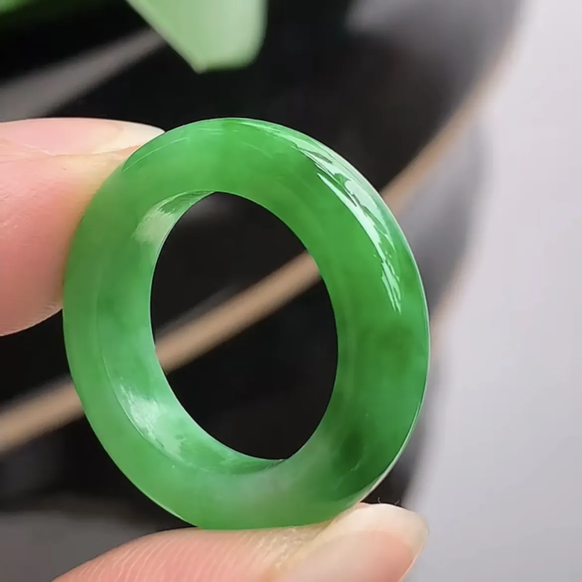 天然翡翠A货老坑冰种飘绿素面戒指  尺寸16×4.7×3.4mm