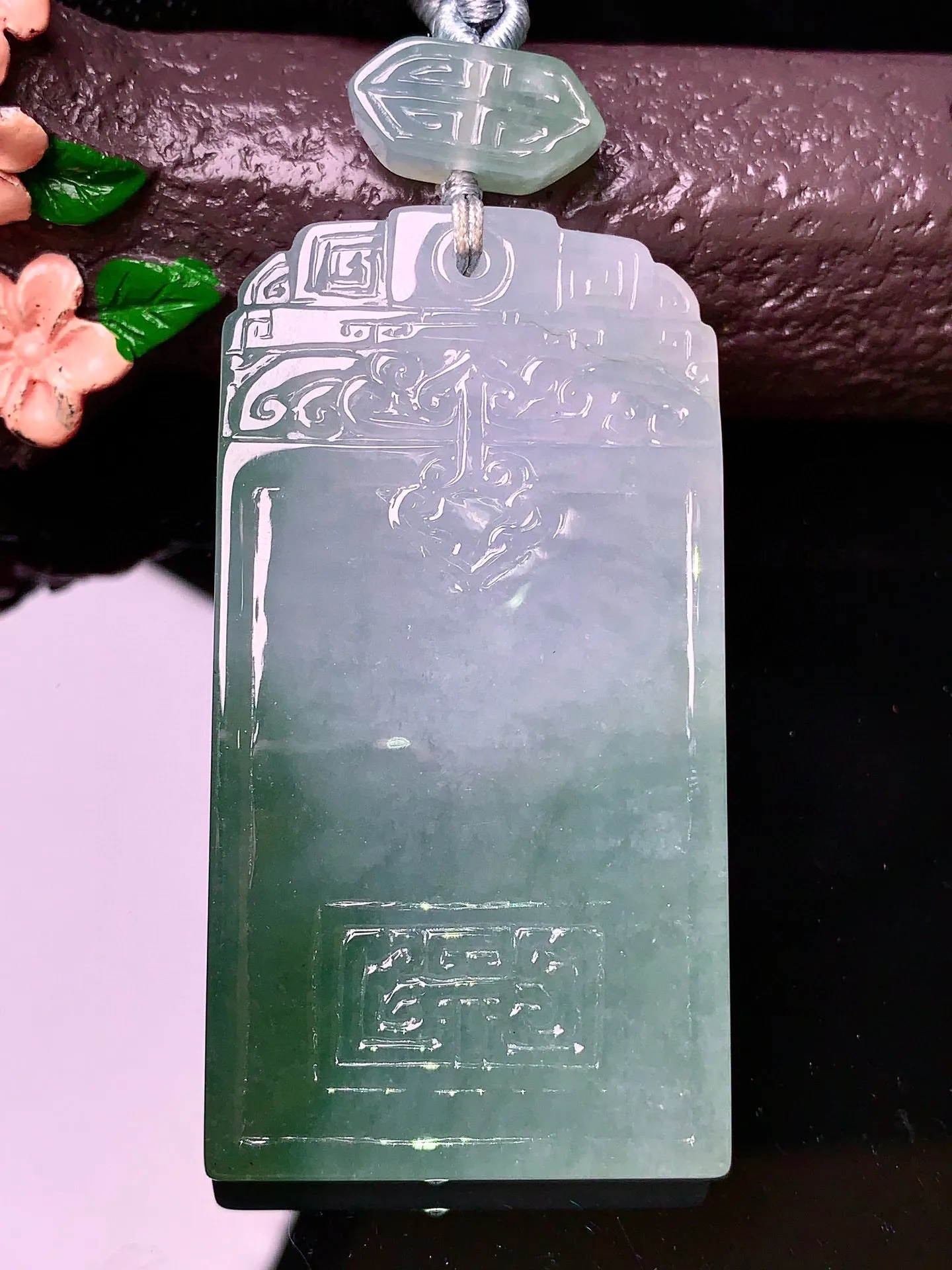 飘绿雕花无事牌 玉质细腻 色泽清新艳丽 整体尺寸61.1*32.2*5.6