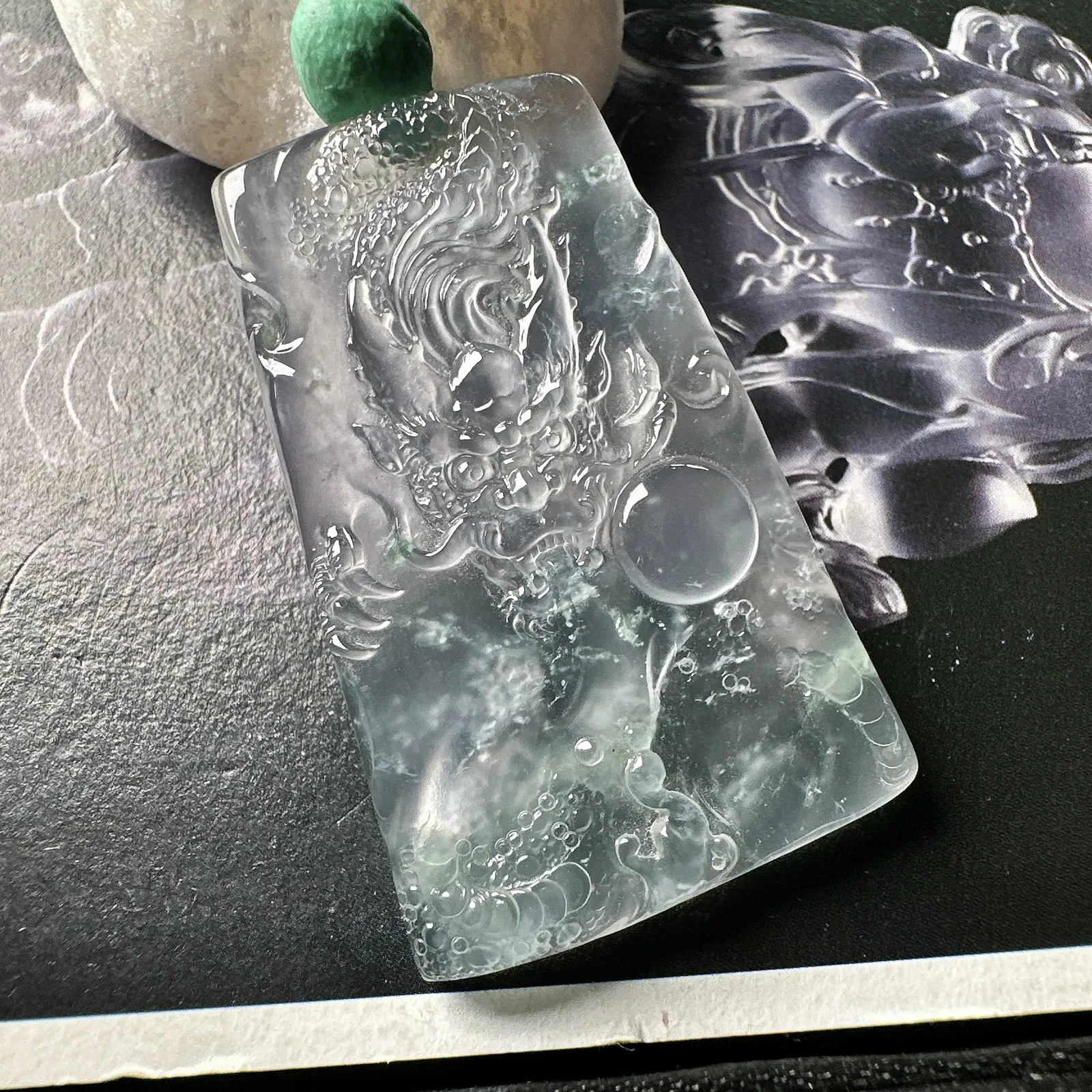 【玻璃种飘花龙牌】冰润细腻，冰感好，质地很不错。雕工精细，佩戴效果好
