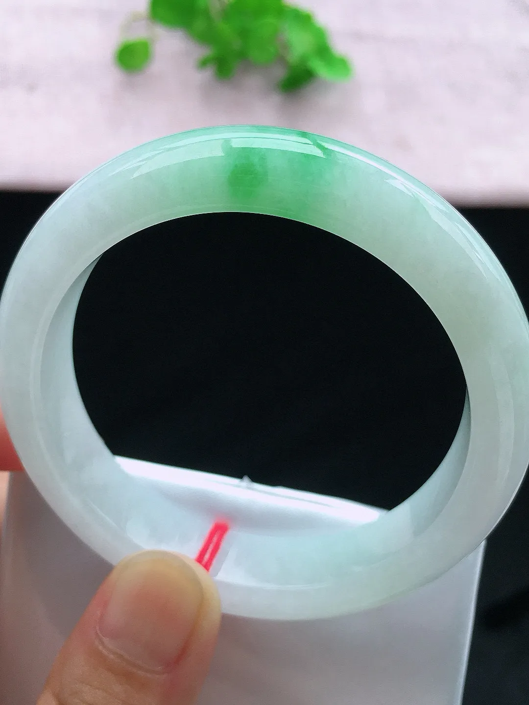 正圈55-56可戴，种老水足，尺寸55.4/12.5/8.7mm，冰飘绿正圈翡翠手镯