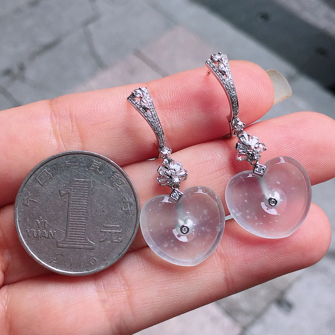 玻璃种️耳坠，玉质细腻，荧光感超
强，饱满圆润，气质满满。18k
金豪华镶嵌