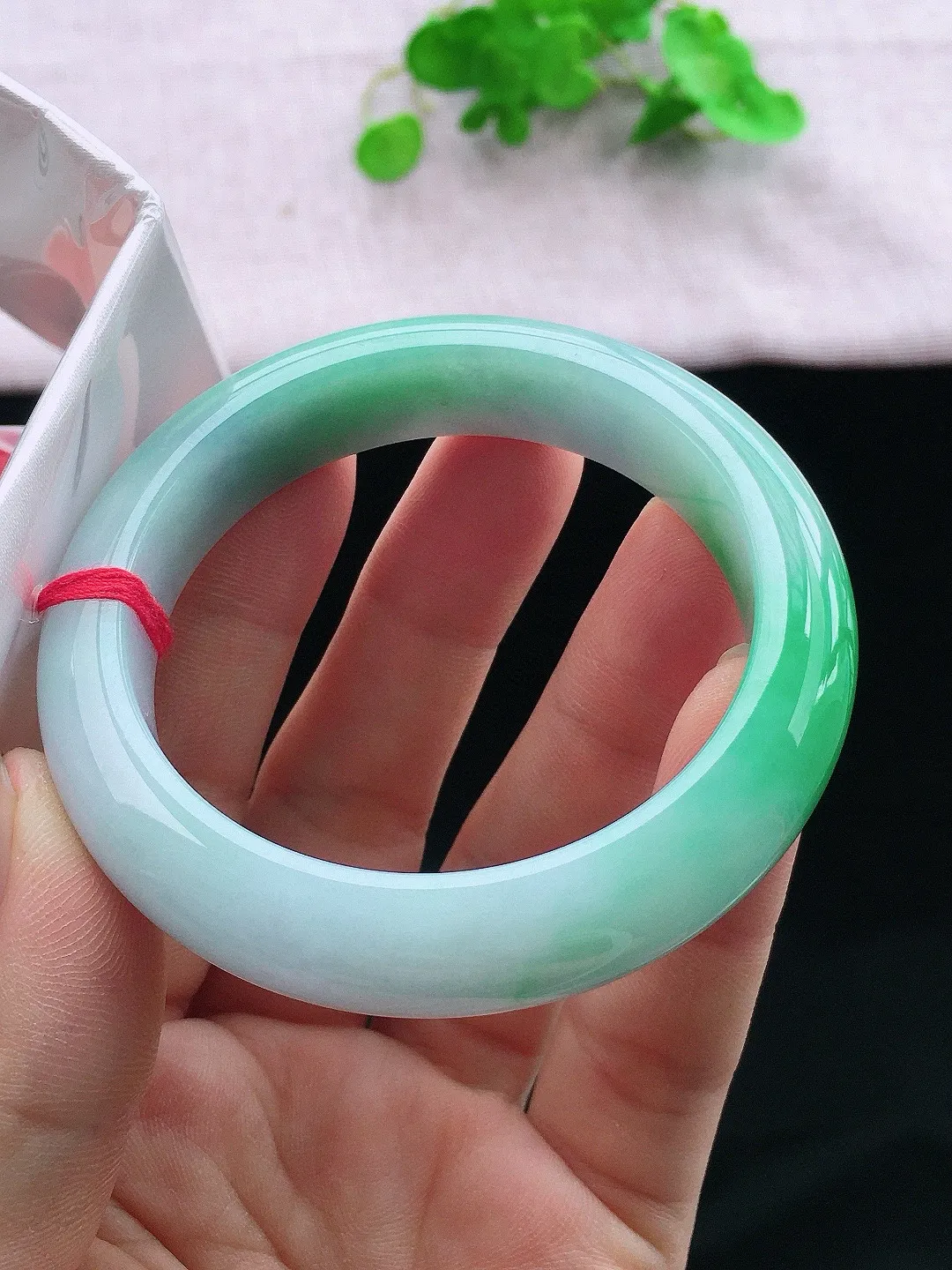 正圈53-54可戴，种老水足，尺寸53.8/12.4/9mm，冰飘绿正圈翡翠手镯新品