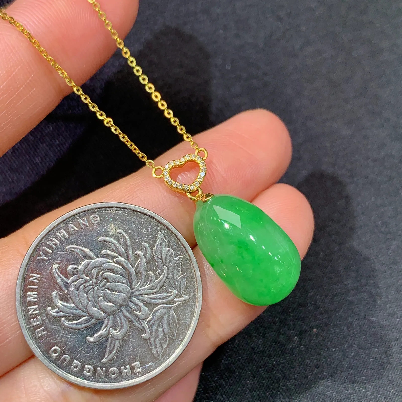 阳绿福瓜锁骨链，18k金镶嵌，简约时尚，冰润色阳，种水足 裸石17*10.7*8