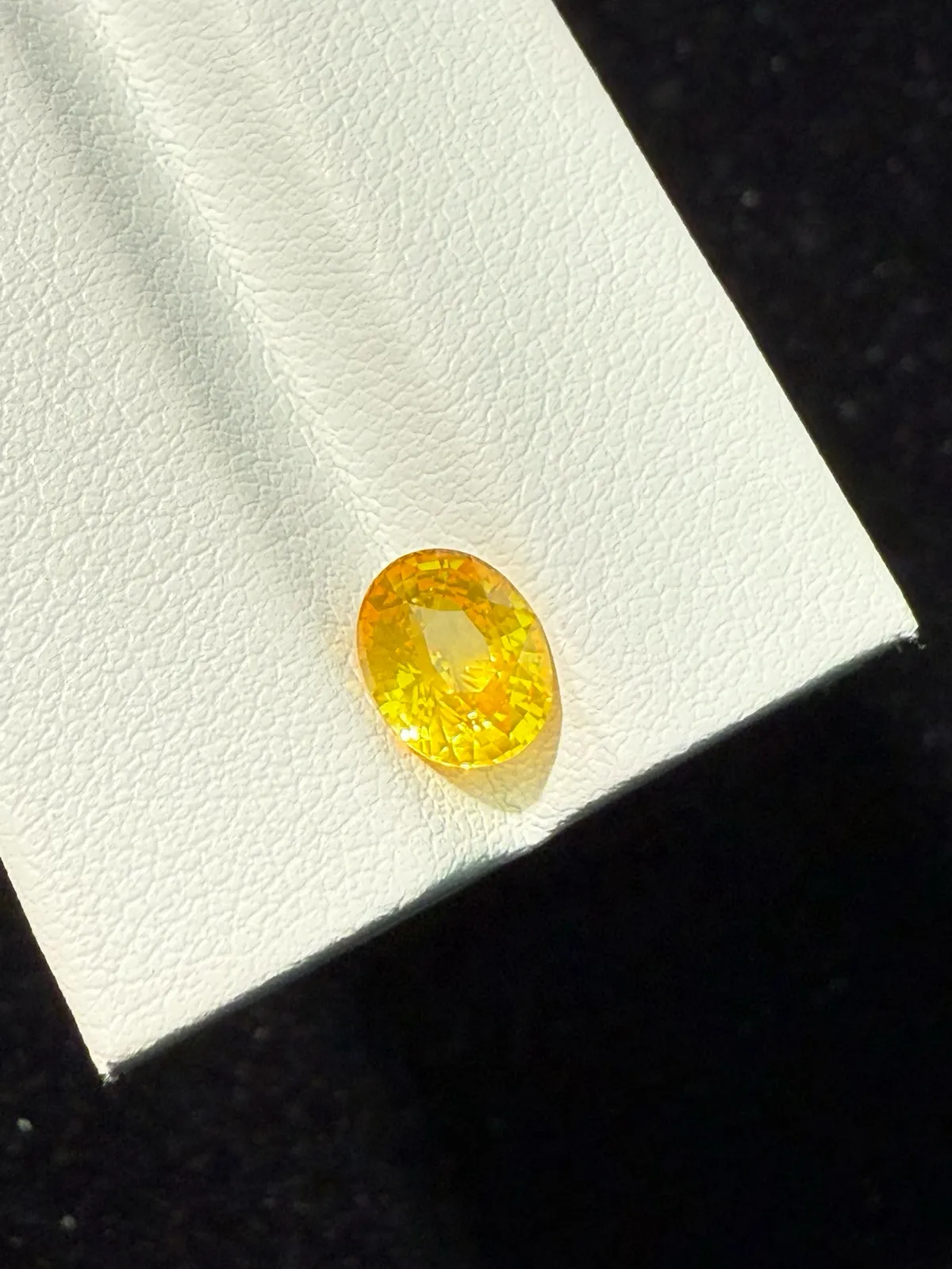 1.55ct天然黄蓝宝裸石，尺寸7.6*6.2*4.3mm，颜色美艳 ，晶体通透，火彩足