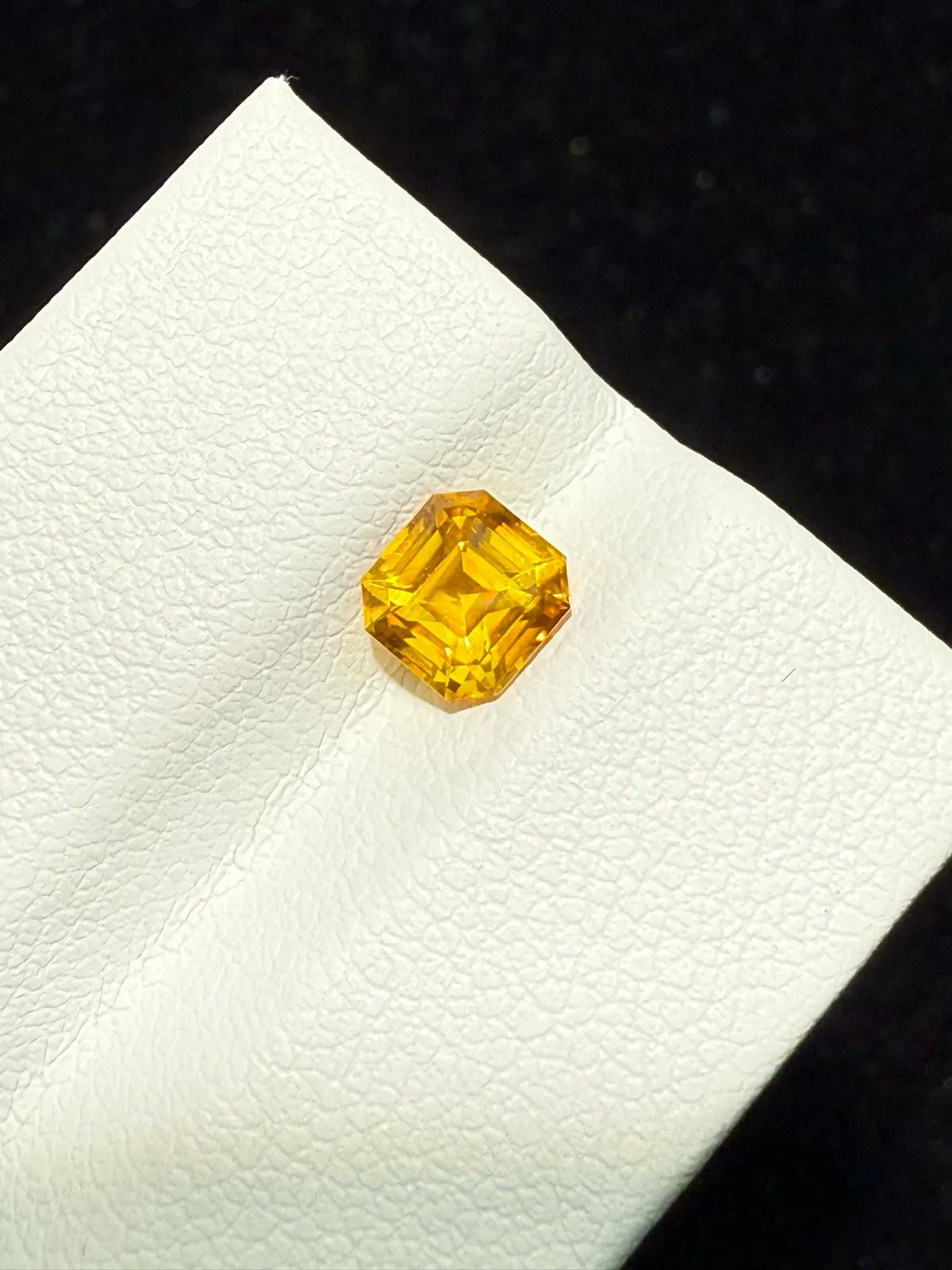 1.04ct天然黄蓝宝裸石，尺寸5.3*5.5*3.9mm，颜色美艳 ，晶体通透，火彩足