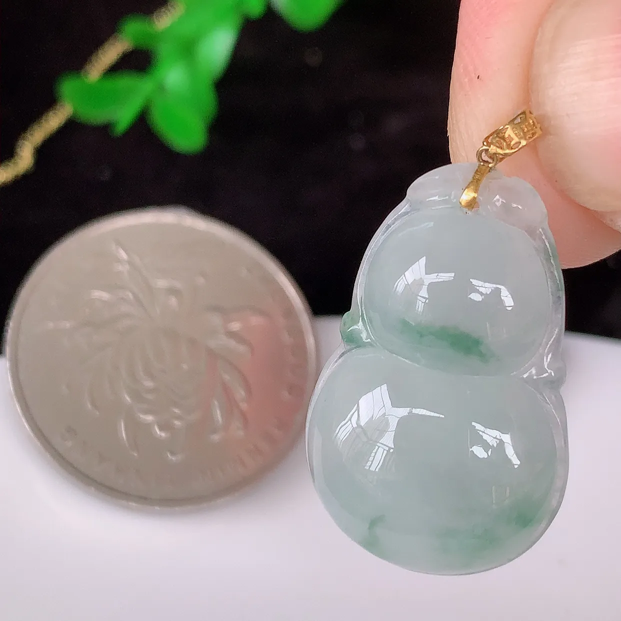 18K金镶嵌冰种飘花葫芦吊坠，翡翠葫芦，寓意福禄双全，财源滚滚，佩戴效果优雅迷人！#49.21