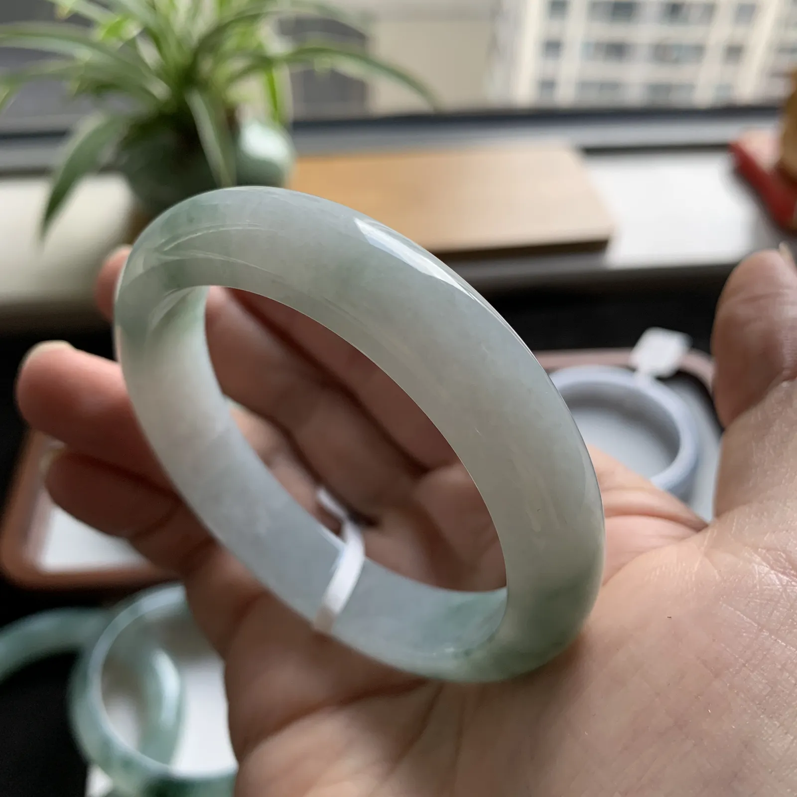 57圈口飘绿手镯