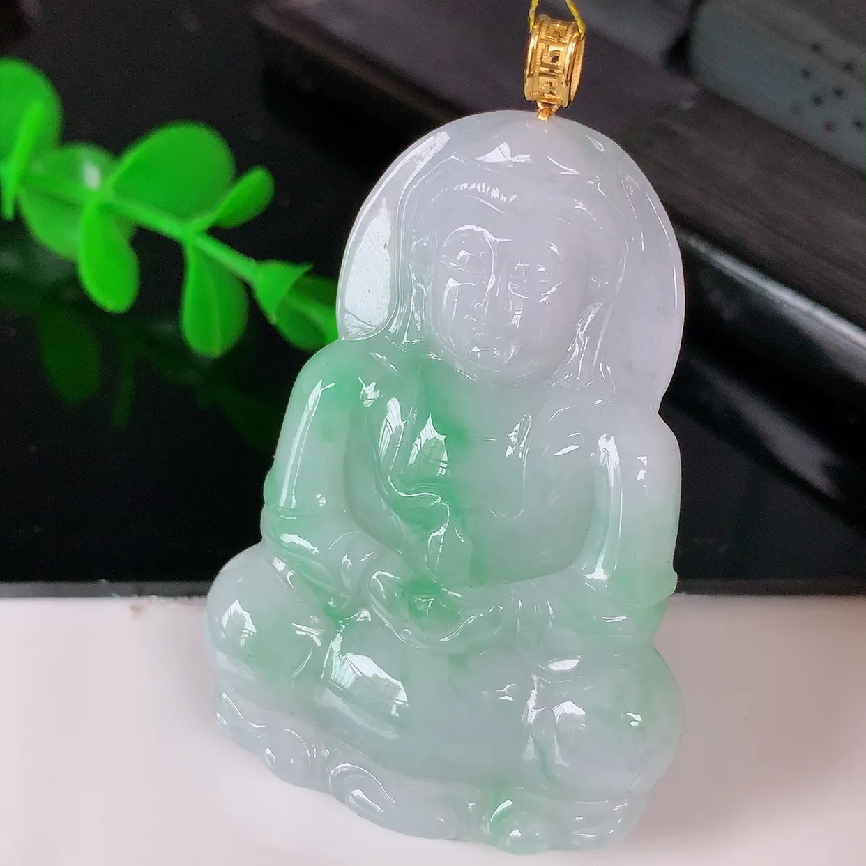 18K金镶嵌冰润飘绿观音菩萨吊坠，赐福翡翠观音，观音面相端庄，品相佳，佩戴气质！#35.21整体56