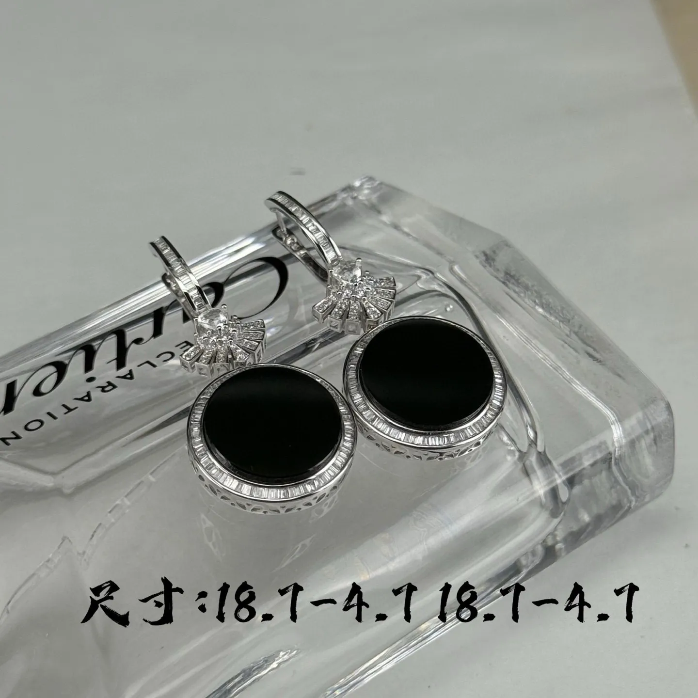 满钻豪镶墨翠圆片大耳坠 种好色正 黑度极好 打灯通透 油性十足 尺寸18.7