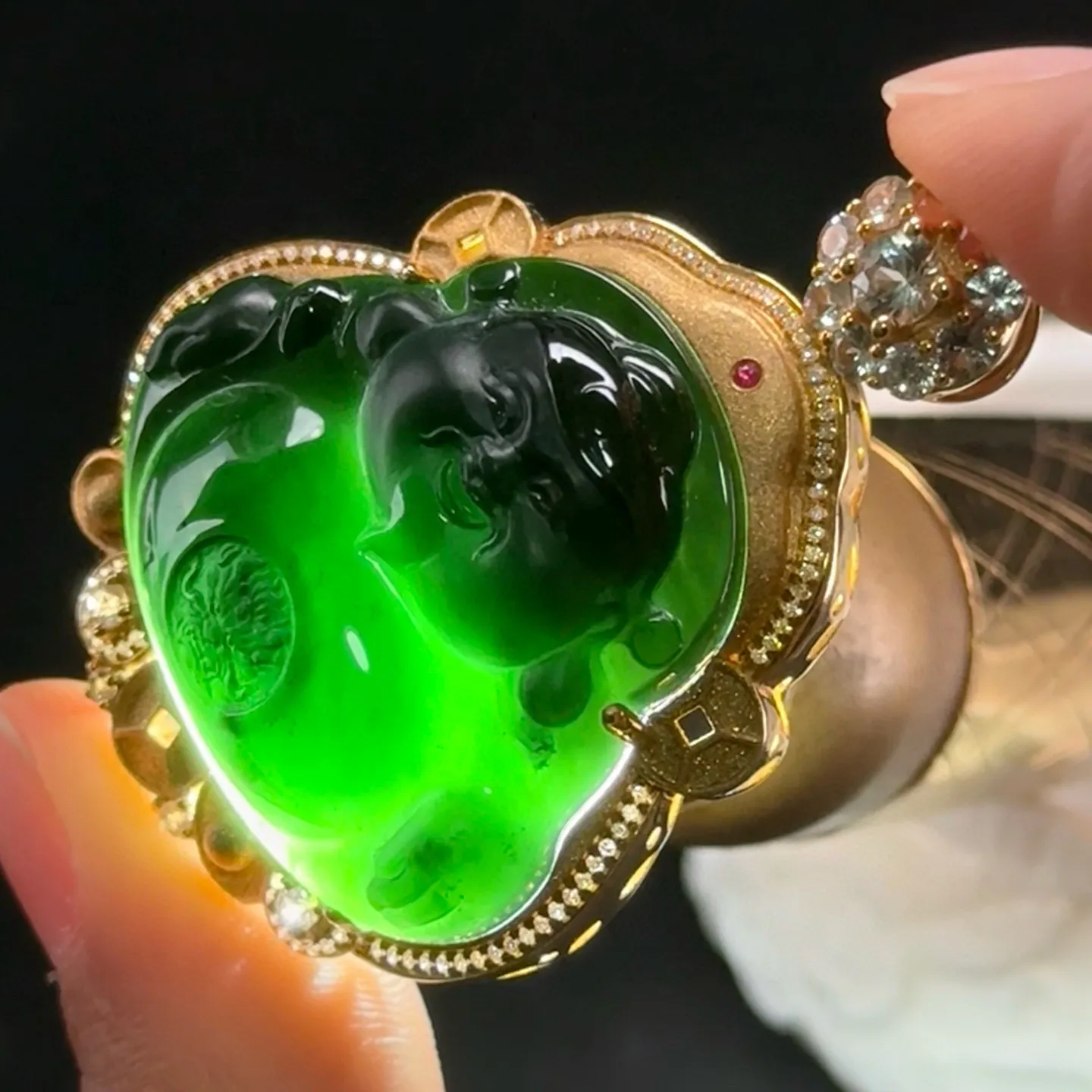 精品18k墨翠财神 种好色正 黑度极好 打灯通透 油性十足 尺寸45.9