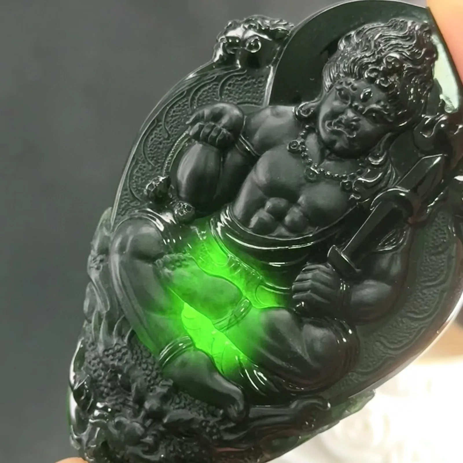 精品墨翠不动明王 种好色正 黑度极好 打灯通透 油性十足 尺寸64.5