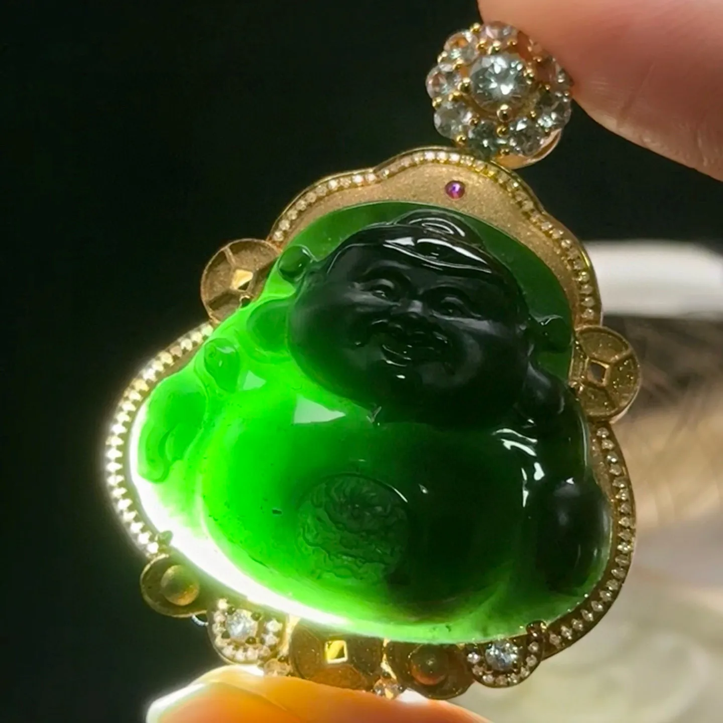 精品18k墨翠财神 种好色正 黑度极好 打灯通透 油性十足 尺寸45.9