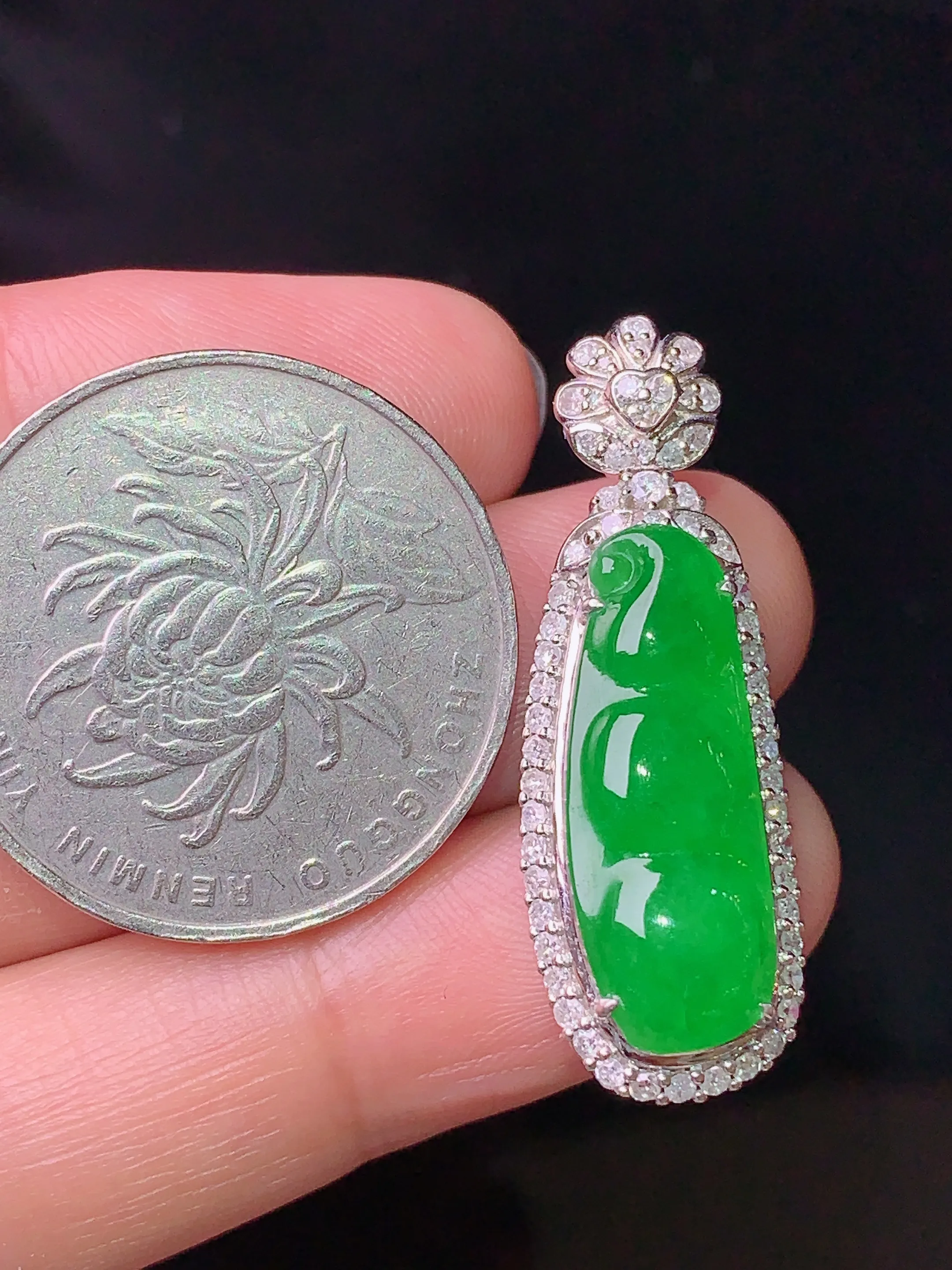18k金钻镶嵌满绿四季豆吊坠 玉质细腻 水润亮眼 色泽艳丽 整体尺寸33.5*11.5*8