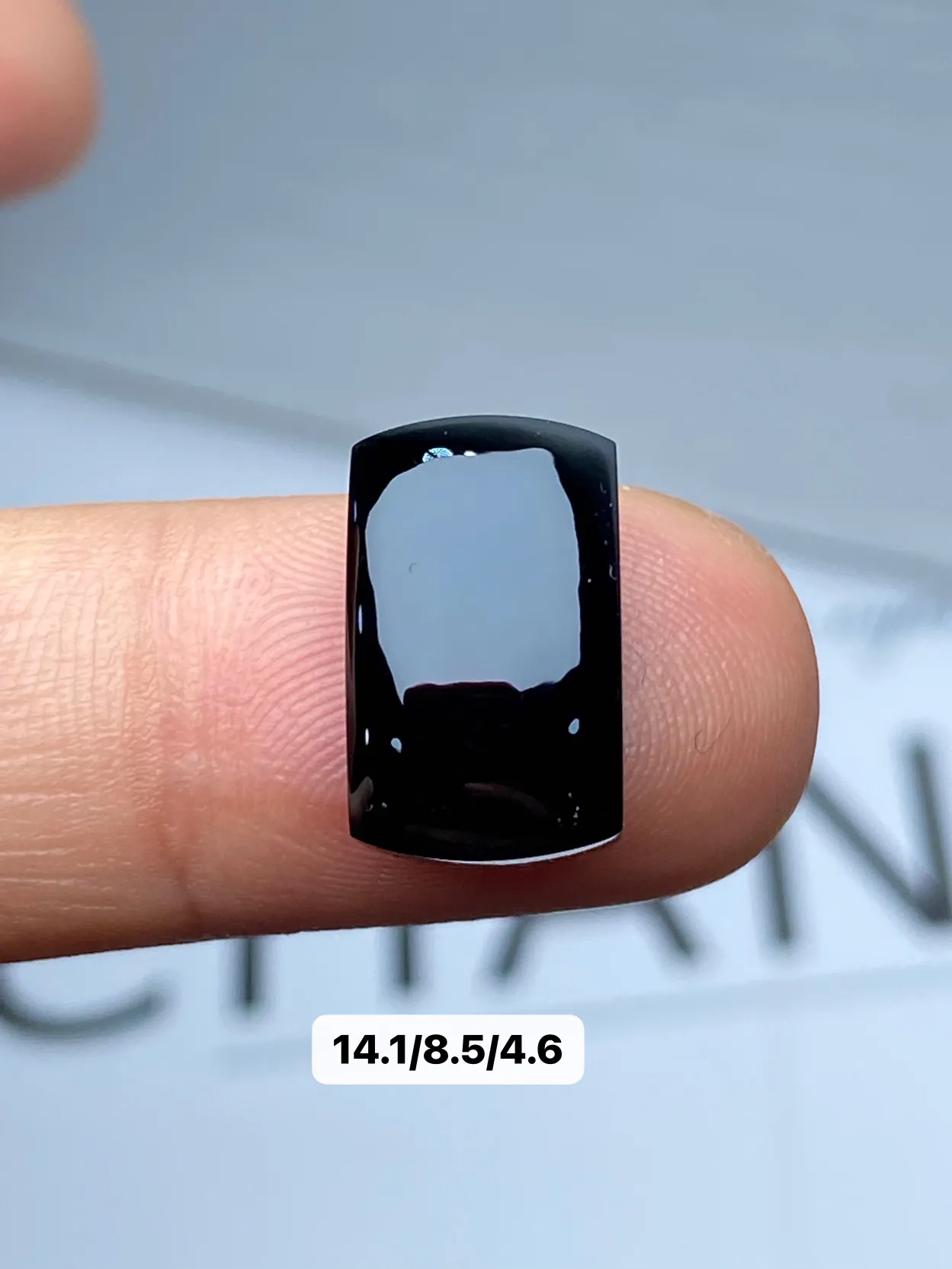 【墨翠裸石】
黑度油黑发亮 灯打通透  品相饱满大气 尺寸14.1mm