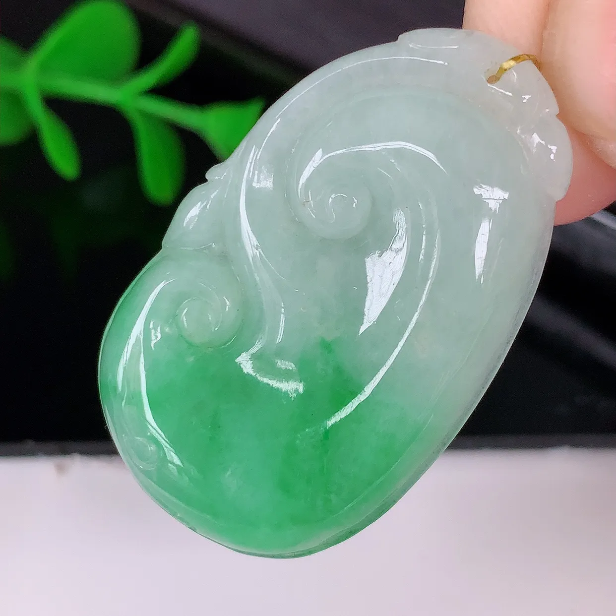 自然光实拍，冰润飘绿如意吊坠，翡翠如意，上身效果非常美，饱满大气，工艺美，万事如意，如意一生 #35