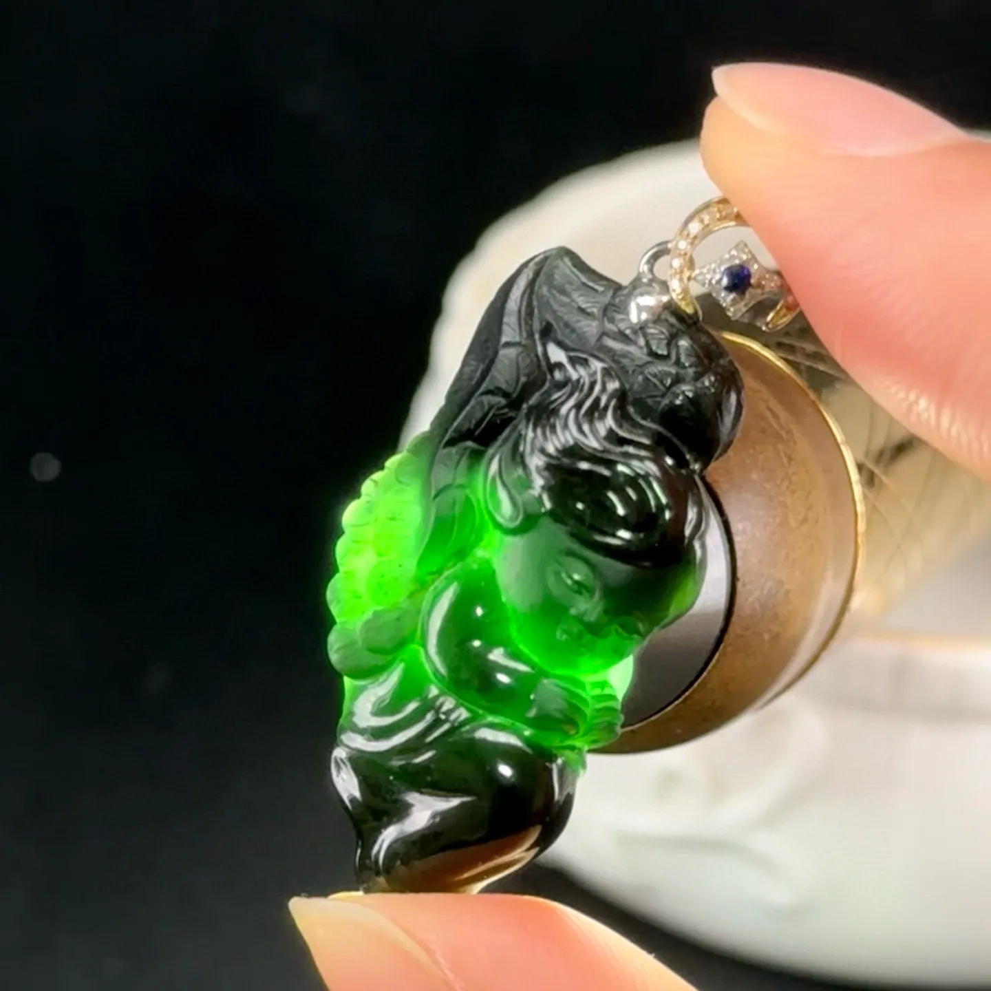 精品18k墨翠小天使 种好色正 黑度极好 打灯通透 油性十足 尺寸36.9