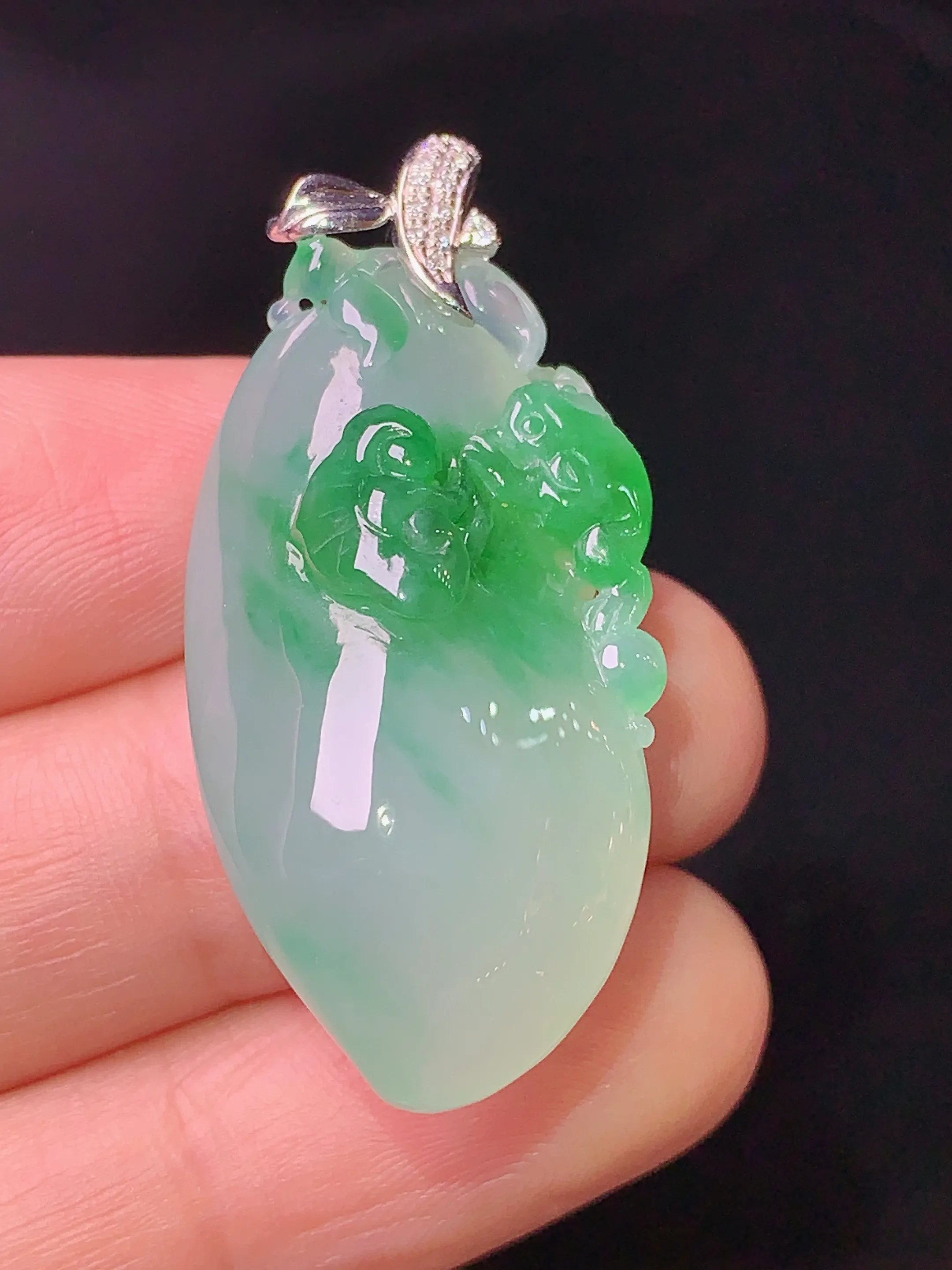 18k金钻镶嵌飘绿福瓜吊坠 玉质细腻 水润亮眼 色泽艳丽 整体尺寸38.3*17.8*11.3