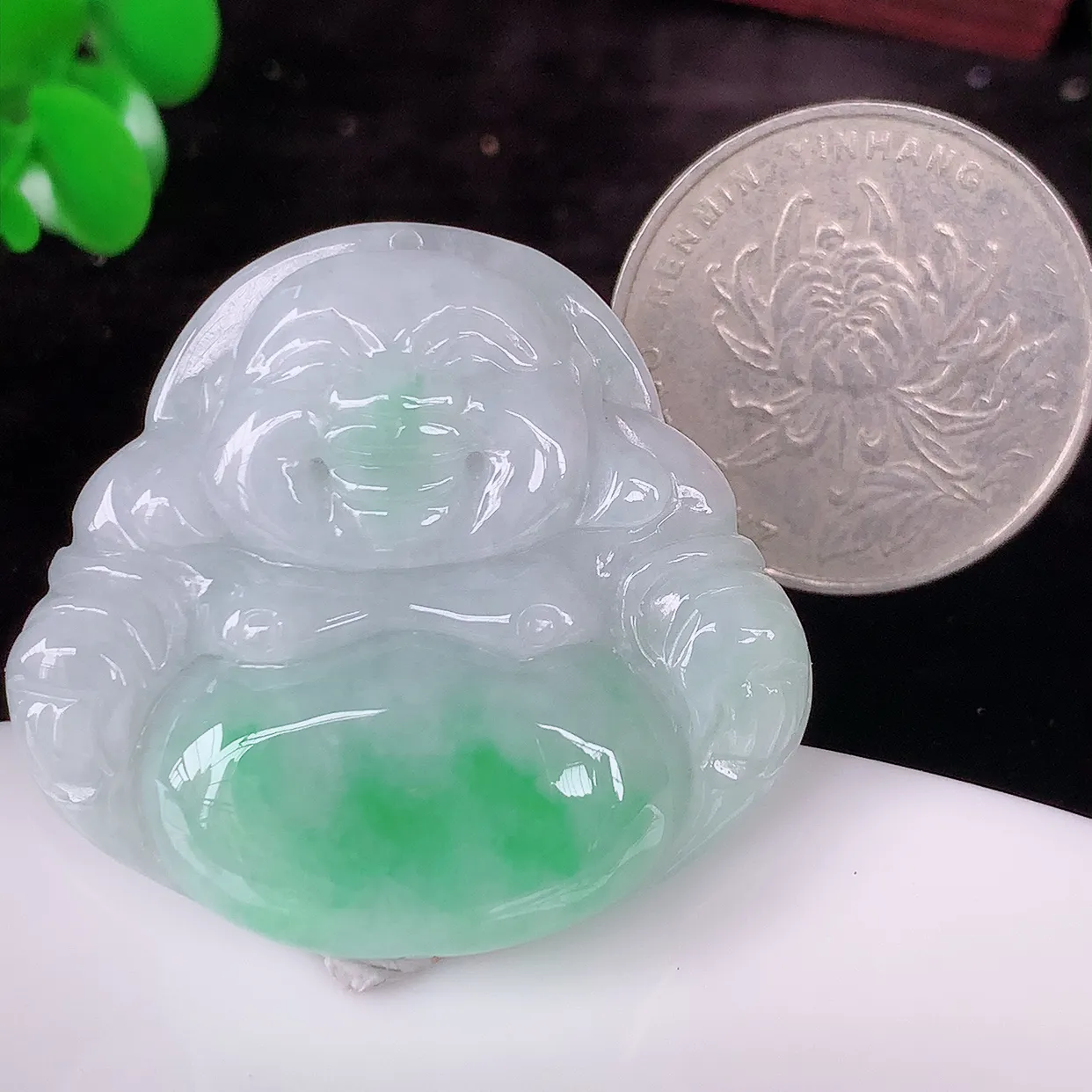 自然光实拍，冰润飘绿翡翠佛公吊坠，笑口常开，佛公在心中，一生平安幸福，冰透，佛公翠色迷人，佩戴佳品！#46.21