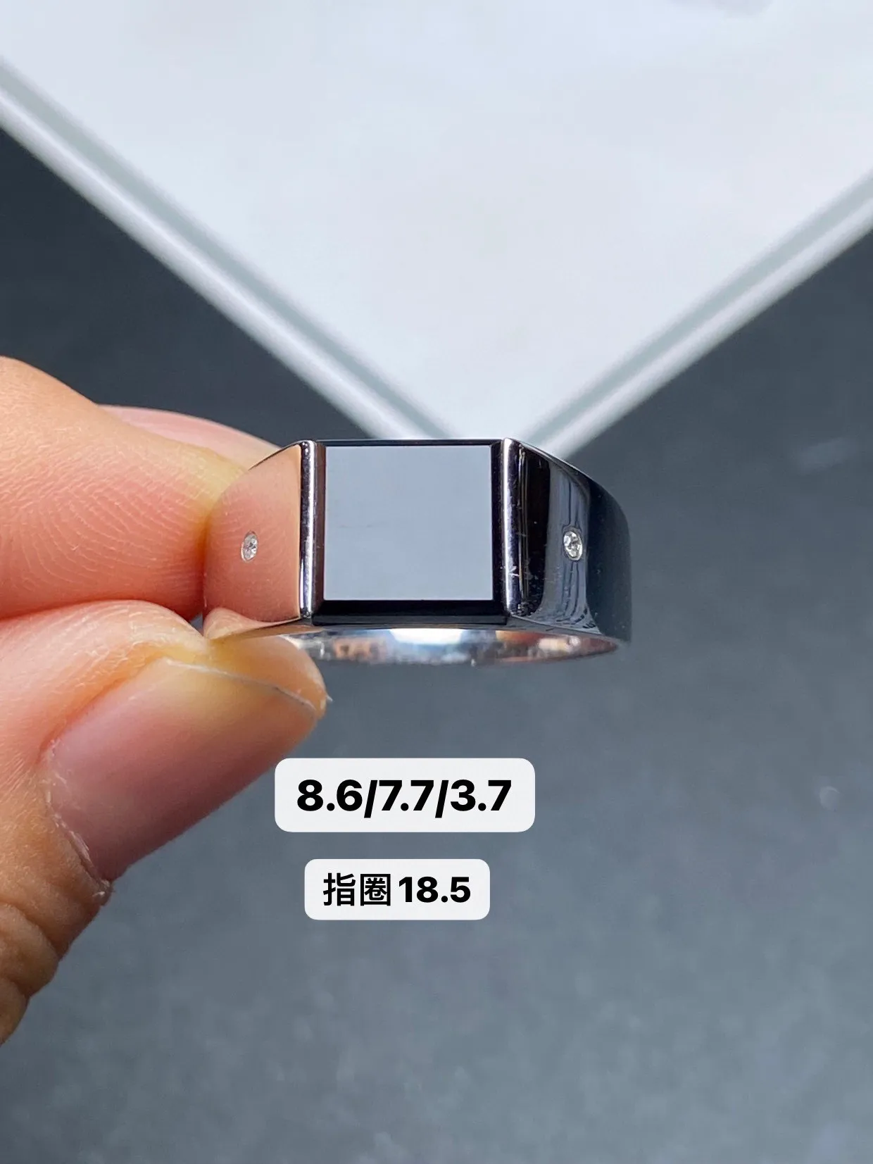 【墨翠戒指】
18k白金 南非钻镶嵌 黑度好 灯打通透   尺寸8.6